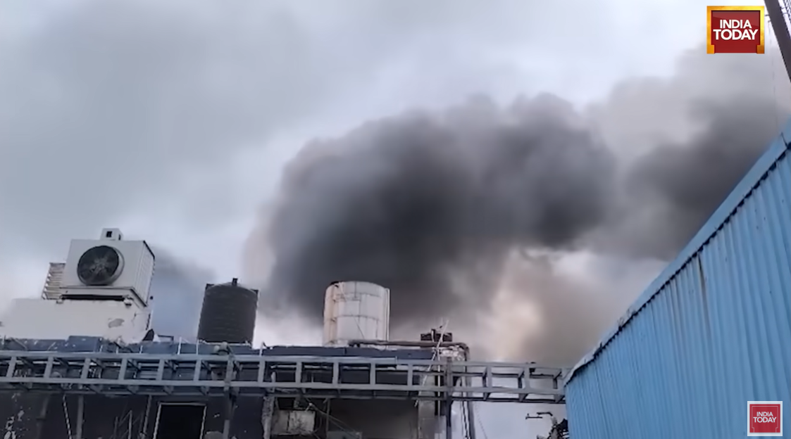 Un espeso humo sale de la planta de Sigachi Industries tras una explosión mortal en Telangana, India, publicada el 1 de julio de 2025 | Fuente: YouTube/India Today
