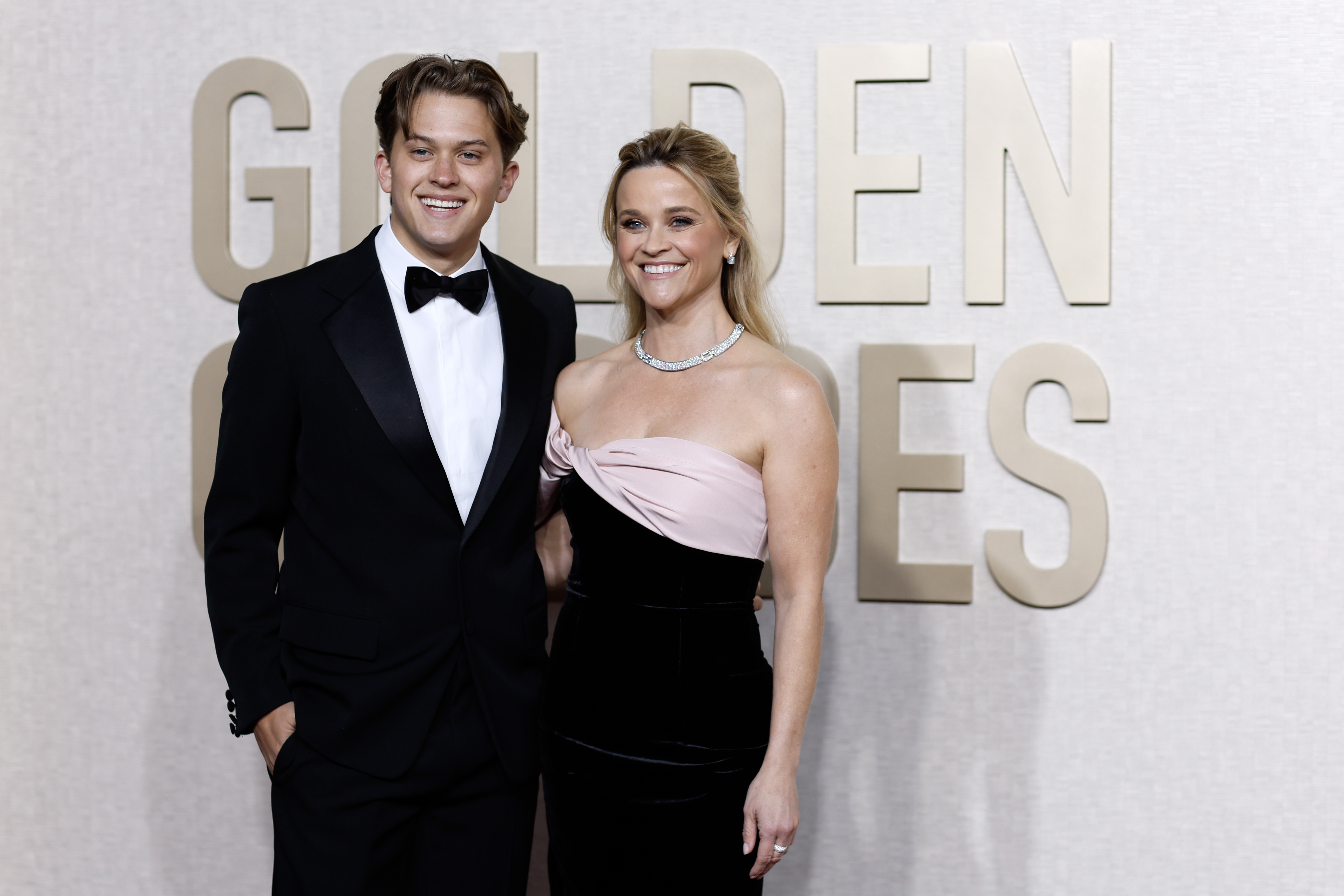 Deacon Phillippe y Reese Witherspoon en la 81ª edición de los Premios Globo de Oro en Beverly Hills, California, el 7 de enero de 2024. | Fuente: Getty Images