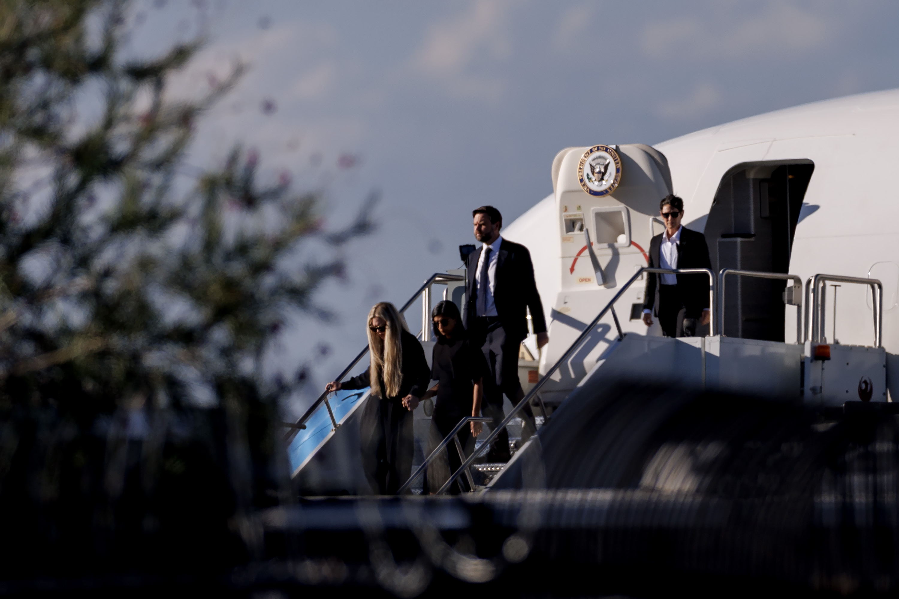 JD Vance (d), Usha Vance (c) y Erika Kirk desembarcan del Air Force Two. | Fuente: Getty Images