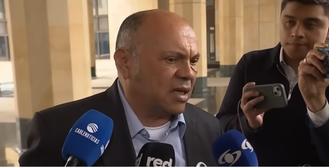Luis Alfonso Colmenares, padre de Luis Andrés Colmenares, declarando ante la prensa | Fuente: YouTube/Noticias Caracol