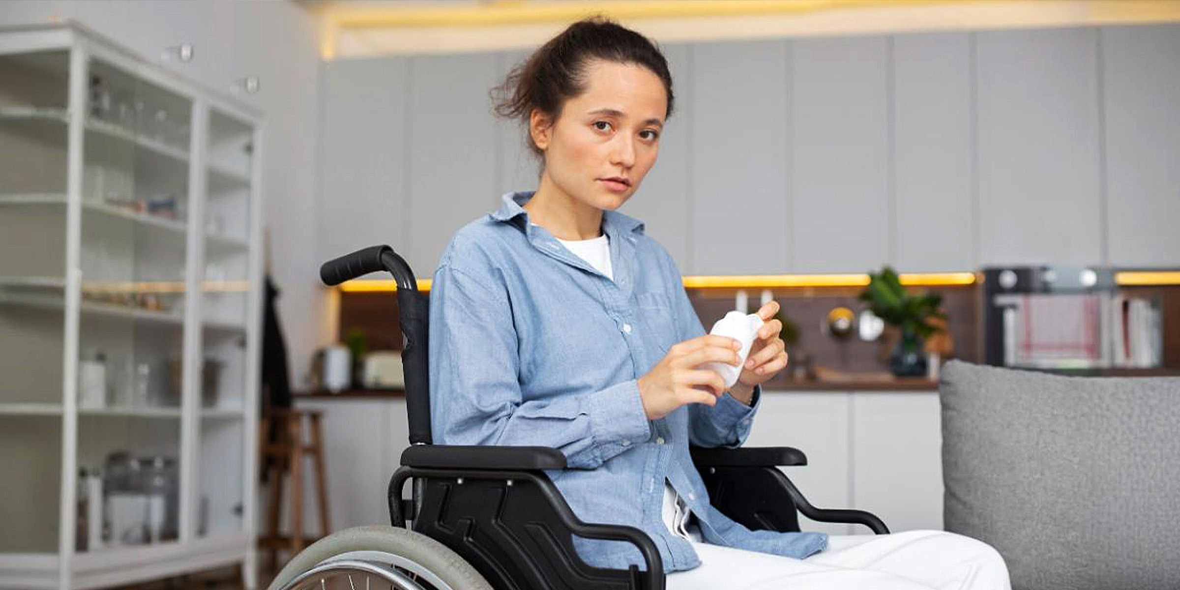 Una mujer en silla de ruedas | Fuente: Freepik