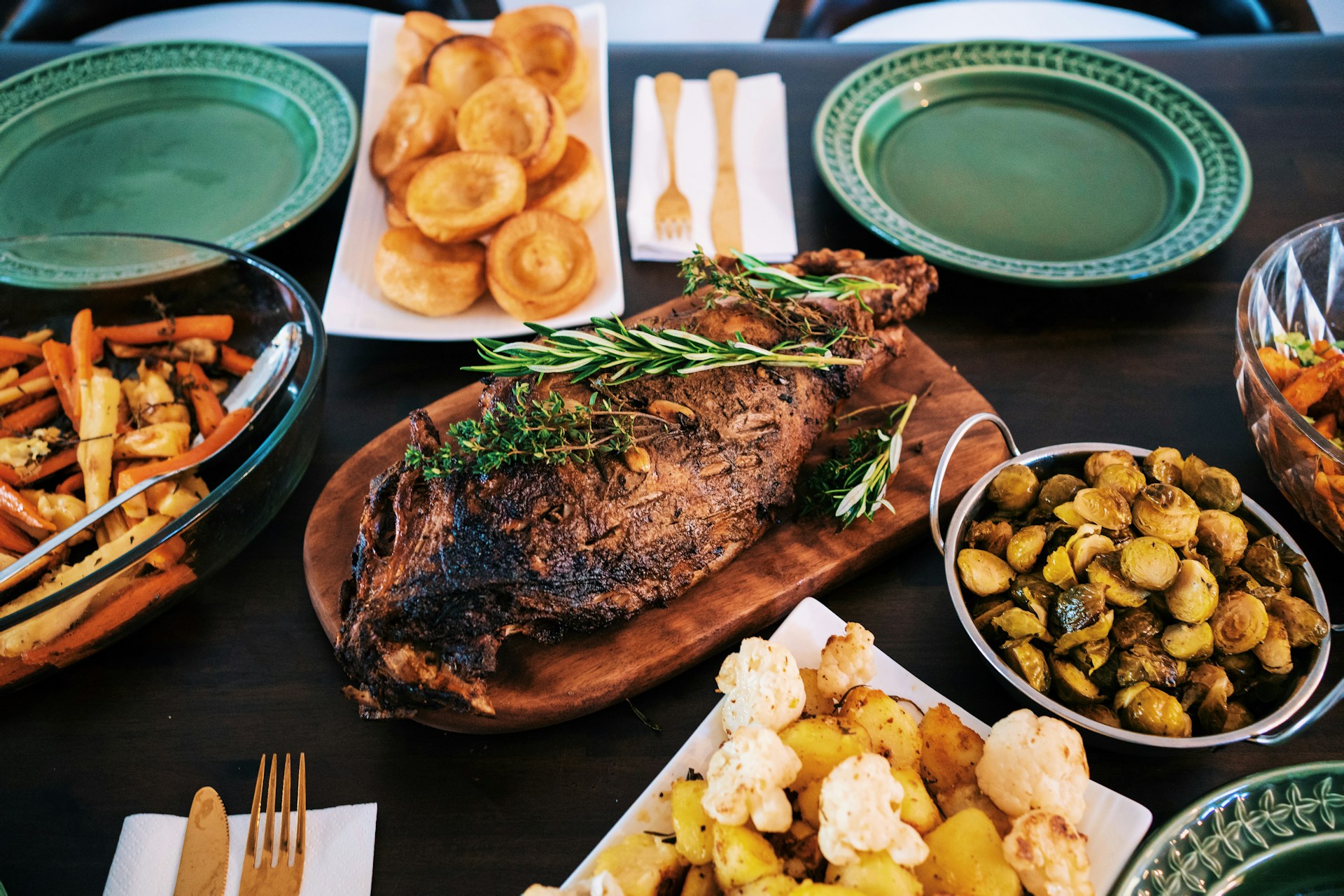 Cena puesta en una mesa | Fuente: Unsplash