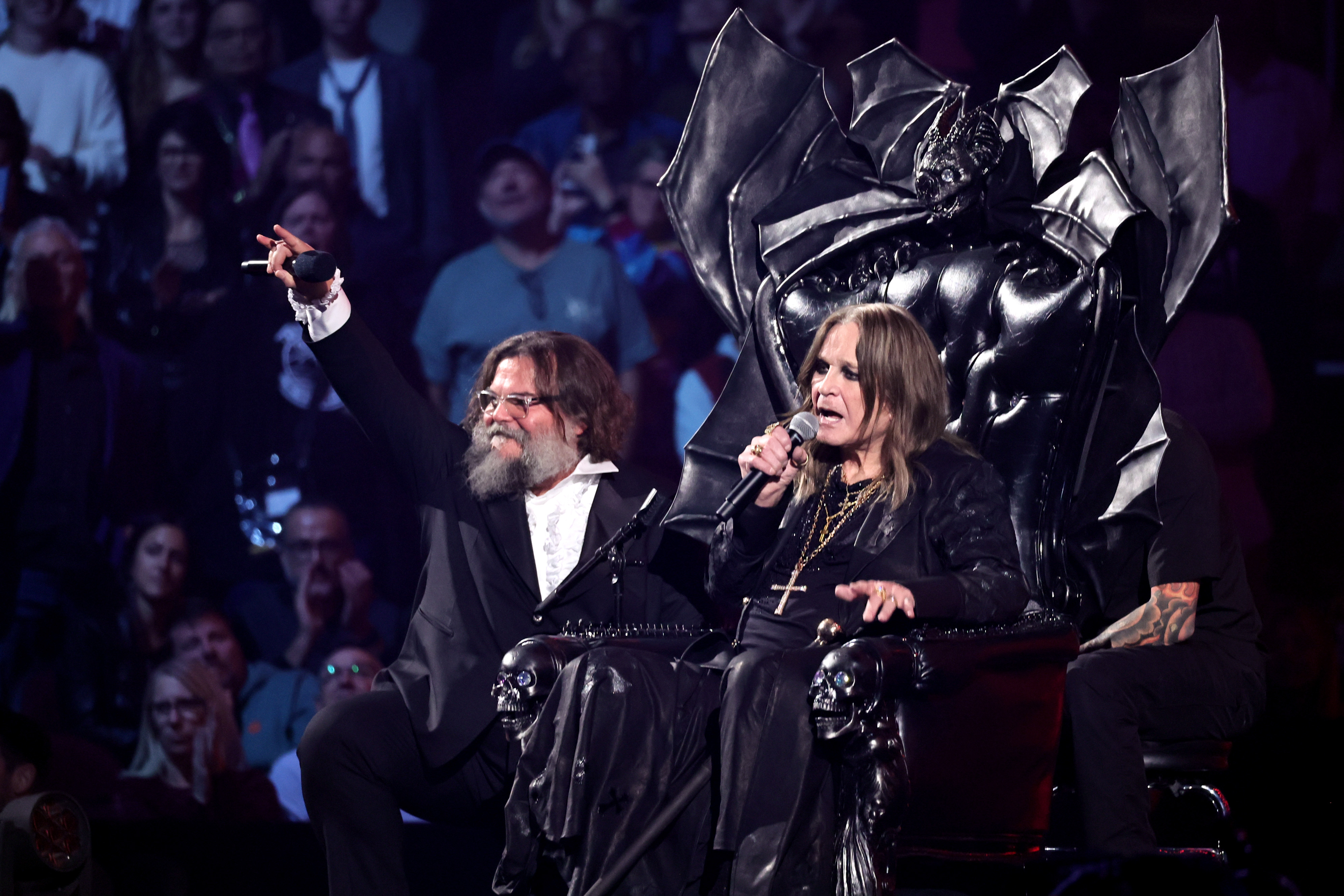 Jack Black y Ozzy Osbourne en el escenario durante la Ceremonia de Inducción al Salón de la Fama del Rock & Roll 2024 el 19 de octubre de 2024 en Cleveland, Ohio. | Fuente: Getty Images