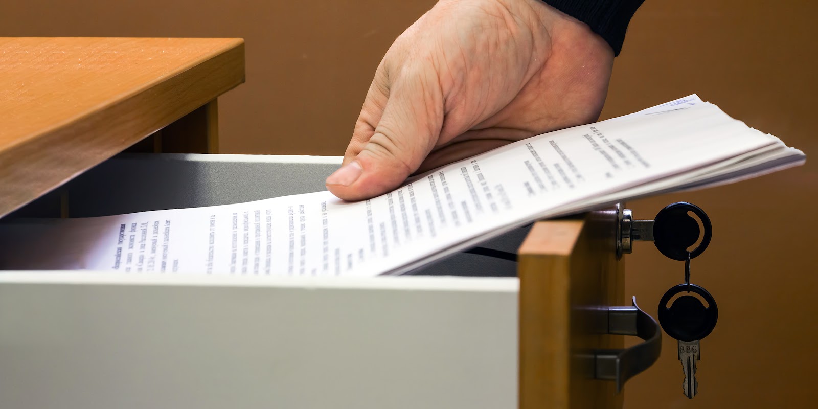 Un cajón con llaves | Fuente: Shutterstock