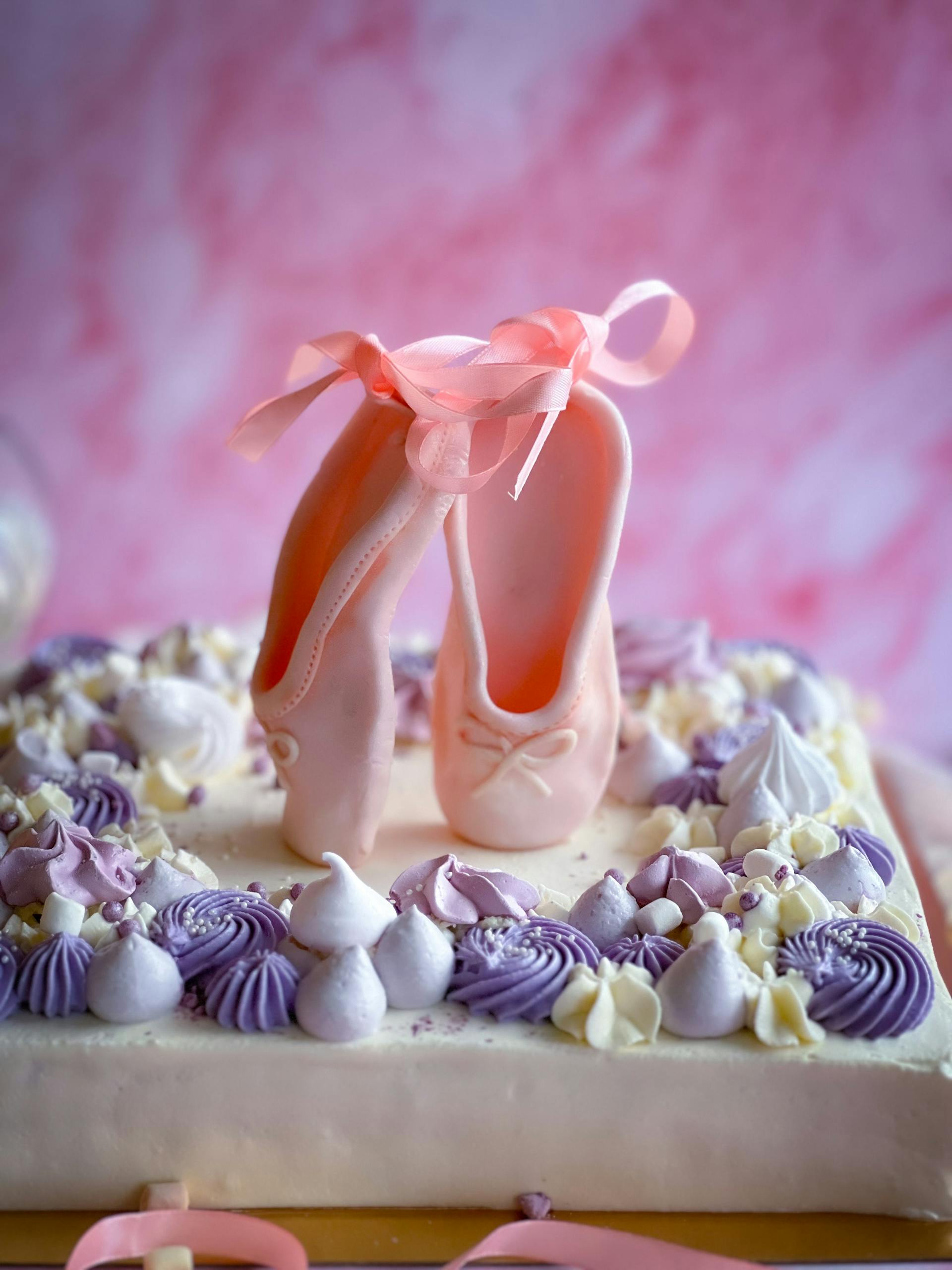 Pastel decorado con zapatillas de punta de fondant | Fuente: Pexels