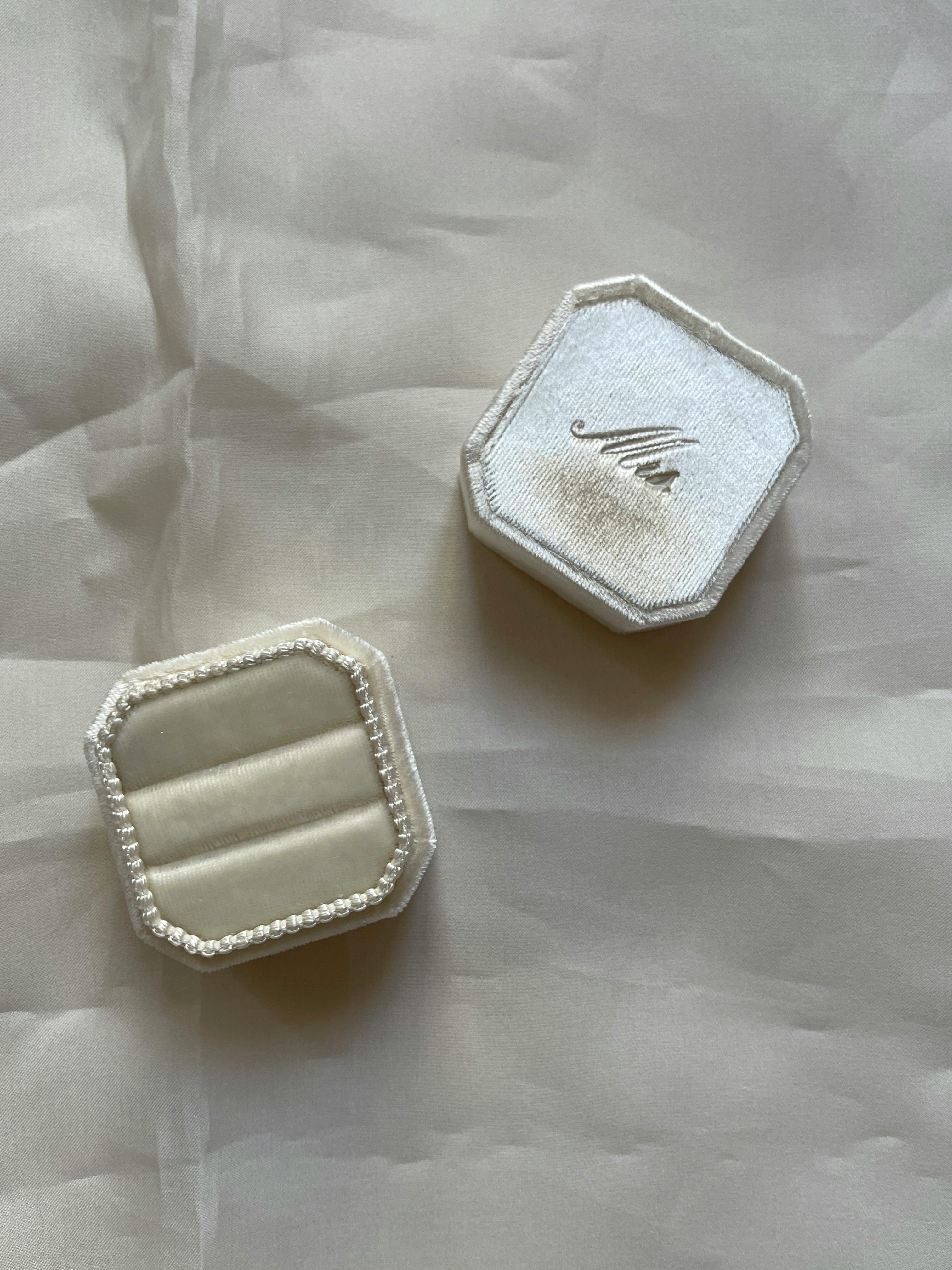 Una caja de terciopelo blanco | Fuente: Pexels