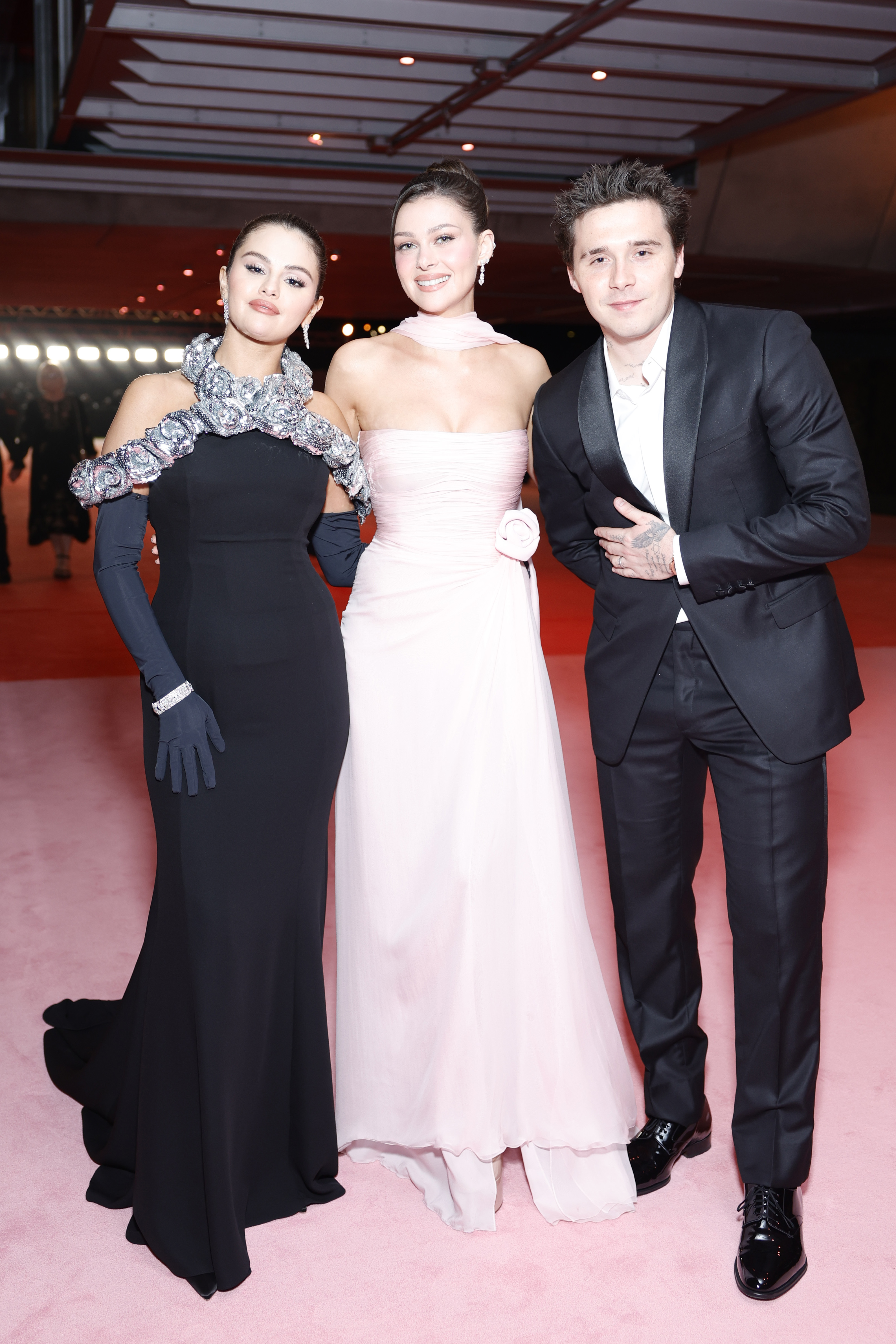 Selena Gomez con Nicola y Brooklyn Peltz Beckham en la 3ª Gala Anual del Academy Museum of Motion Pictures el 3 de diciembre de 2023, en Los Angeles, California. | Fuente: Getty Images