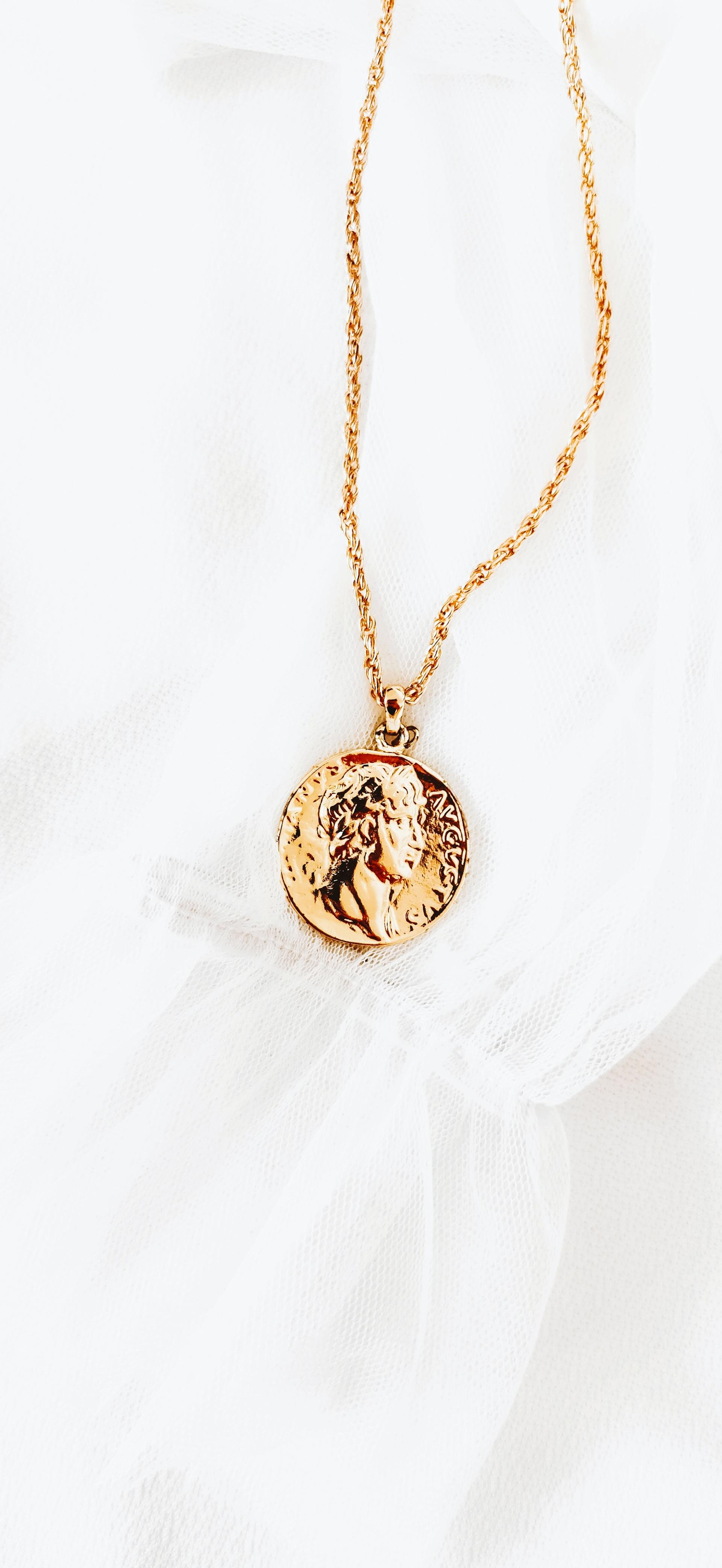 Un collar de oro | Fuente: Pexels