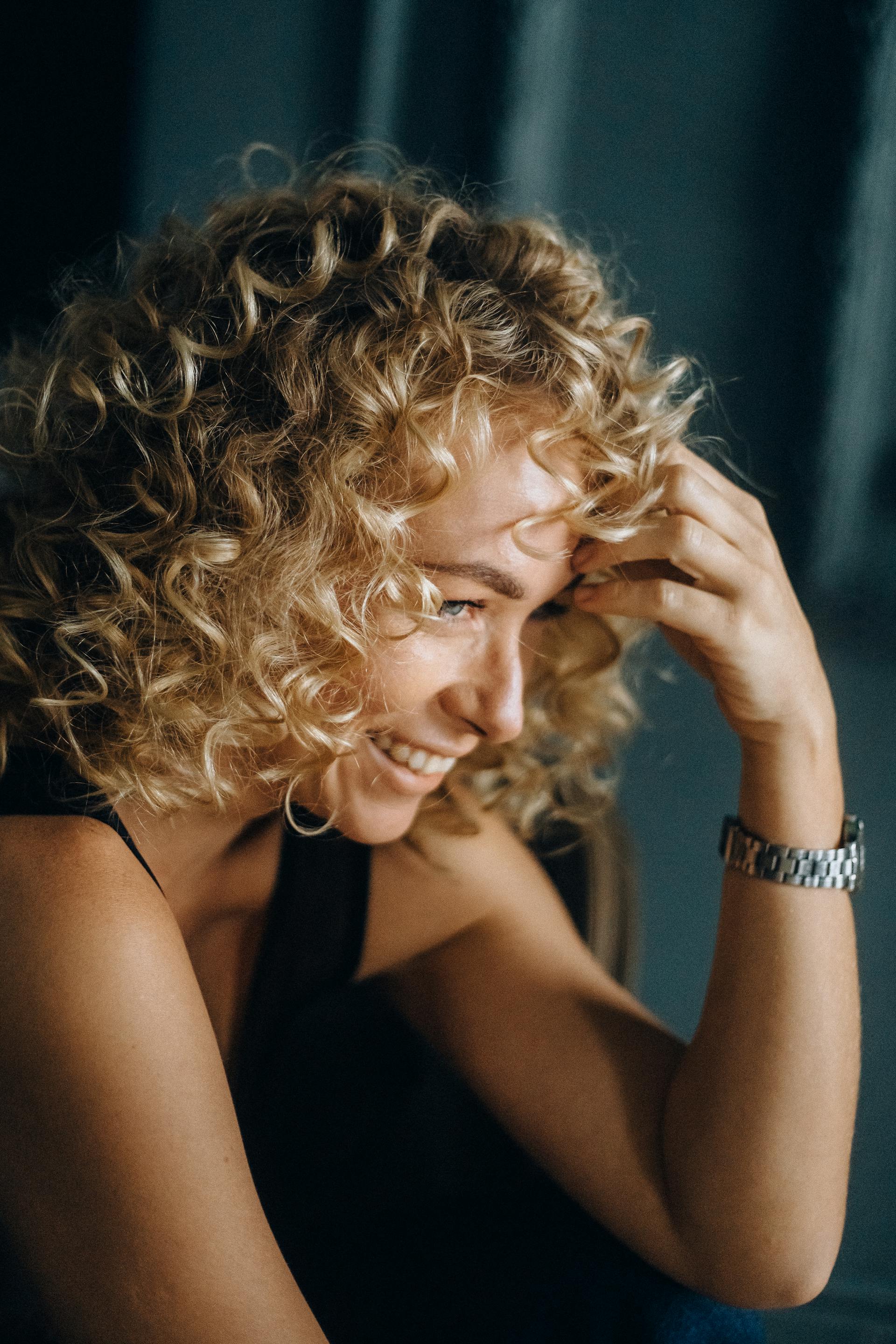 Una mujer riendo | Fuente: Pexels