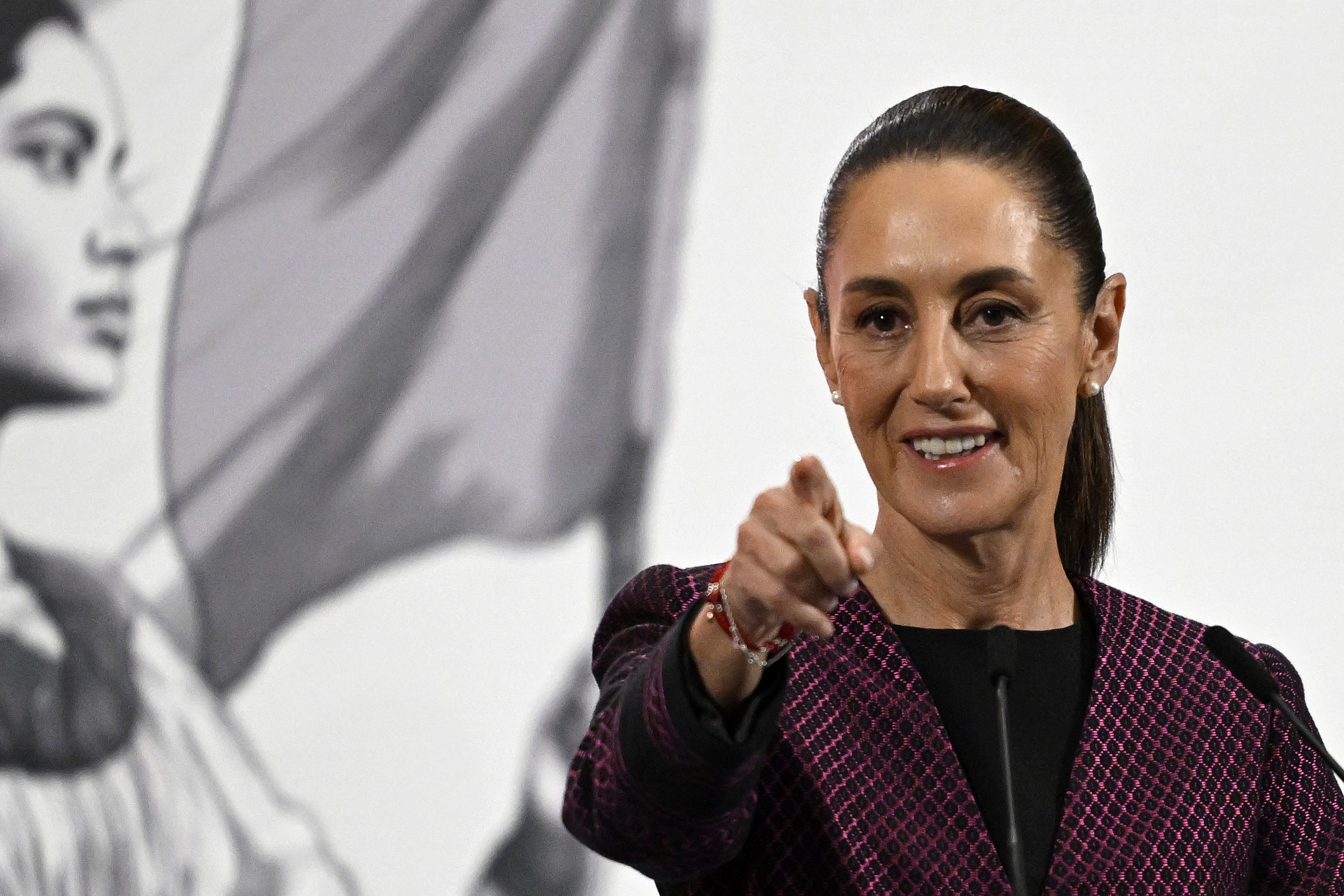 Claudia Sheinbaum señala durante su conferencia de prensa diaria en Palacio Nacional en la Ciudad de México el 11 de junio de 2025. | Fuente: Getty Images