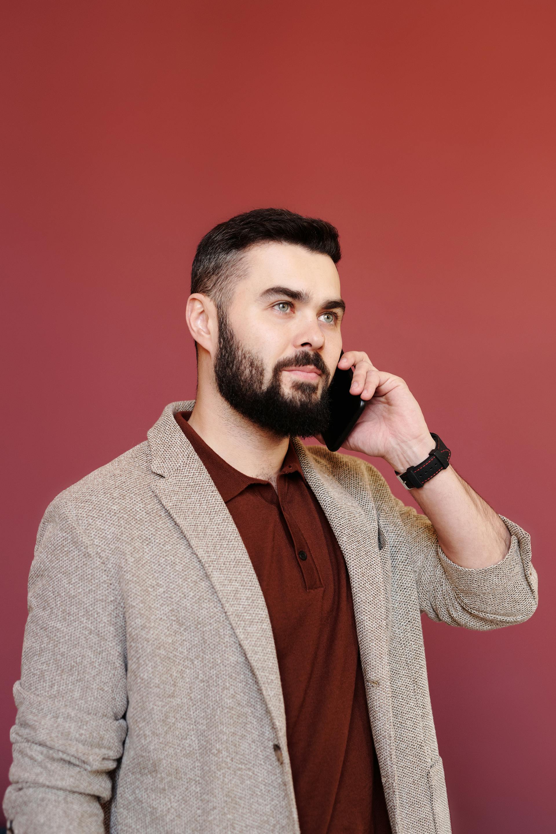 Un hombre hablando por teléfono | Fuente: Pexels