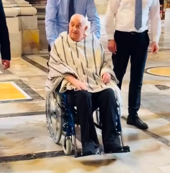 El Papa Francisco en silla de ruedas. | Fuente: Instagram/cruxstationalis
