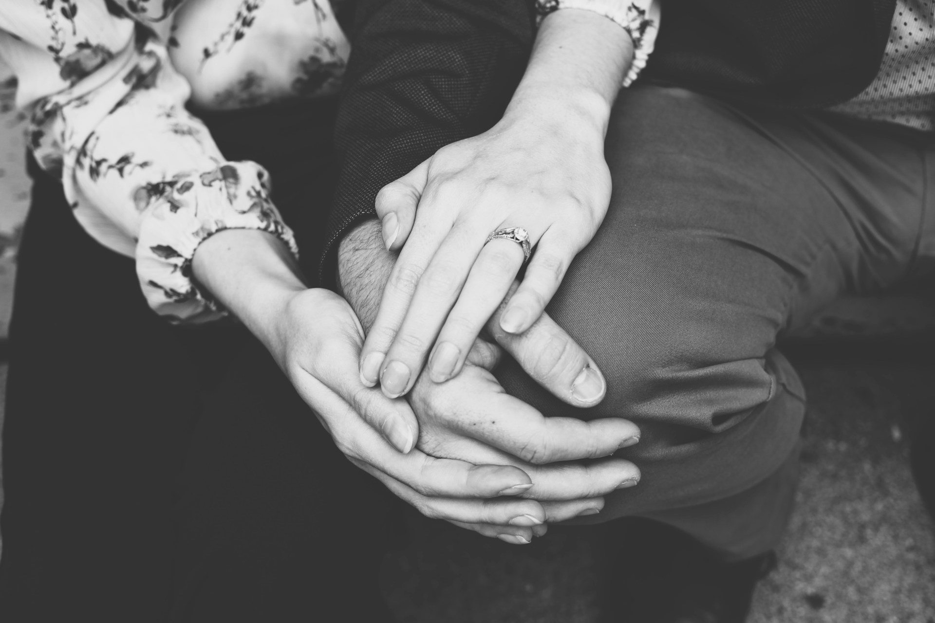 Una pareja consolándose mutuamente | Fuente: Unsplash
