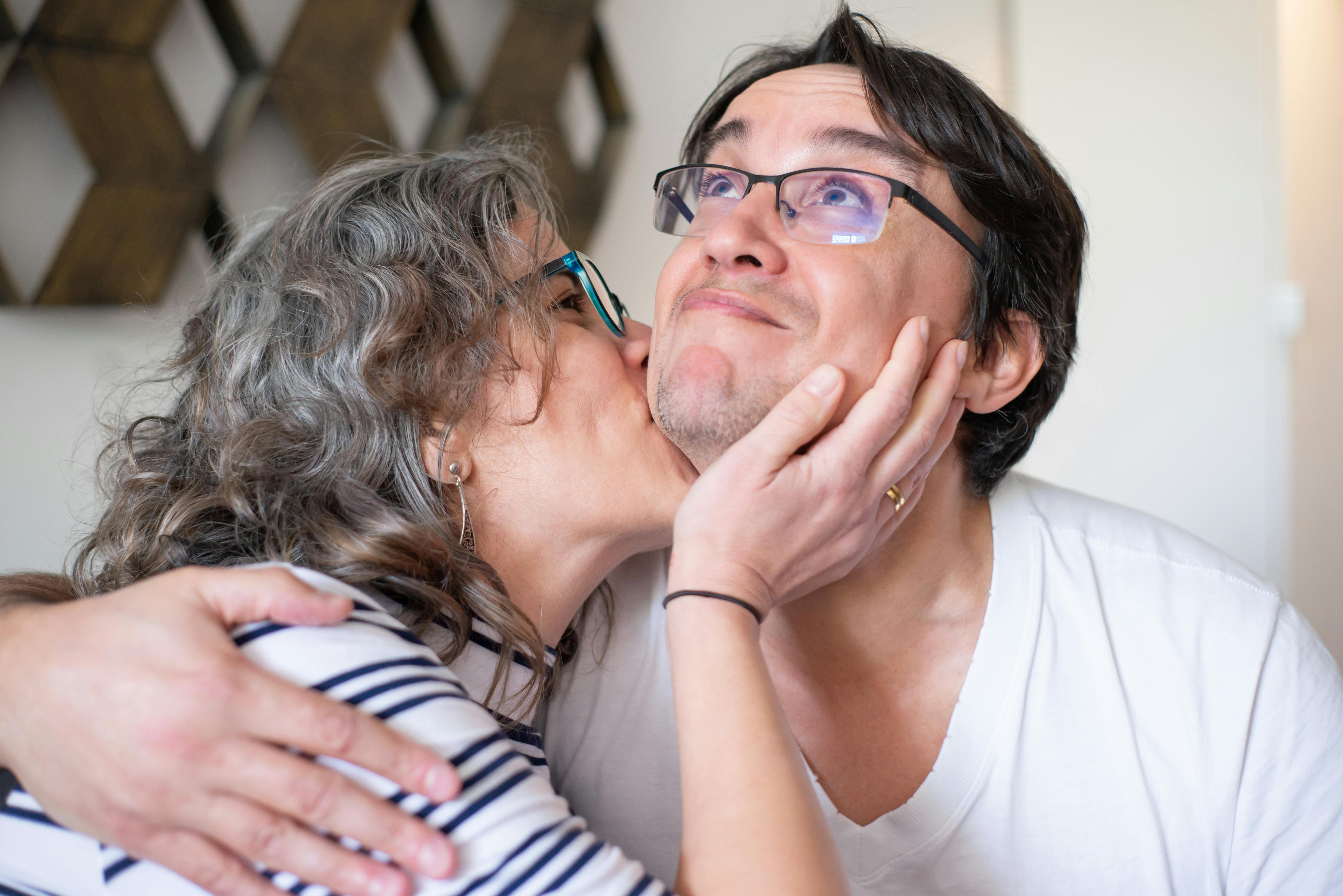 Una mujer besando la mejilla de un hombre | Fuente: Pexels