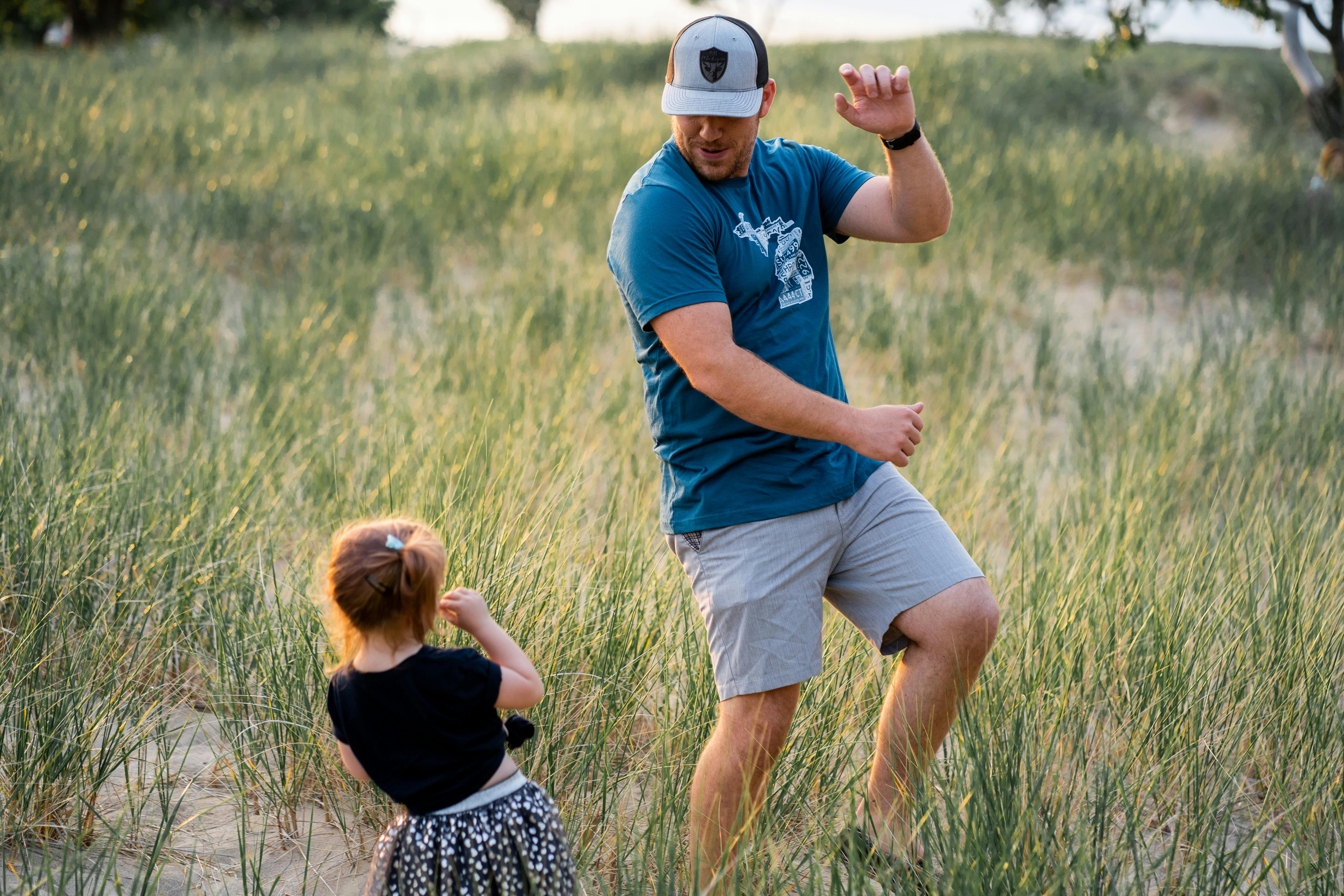 Hombre creando lazos afectivos con su hija | Fuente: Pexels