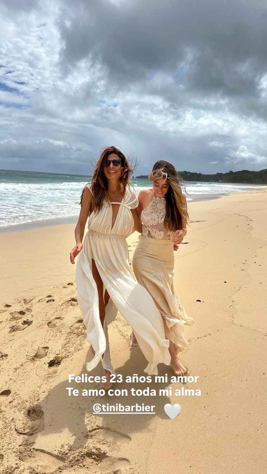 Juliana Awada junto a su hija, Valentina Barbier, en la playa | Fuente: Instagram Stories/juliana.awada
