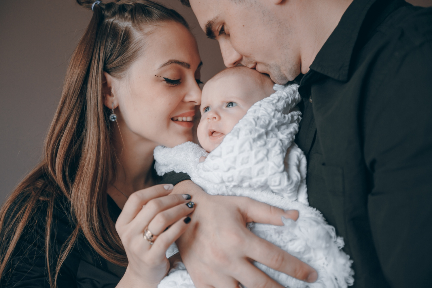 Una pareja con un bebé en brazos | Fuente: Freepik