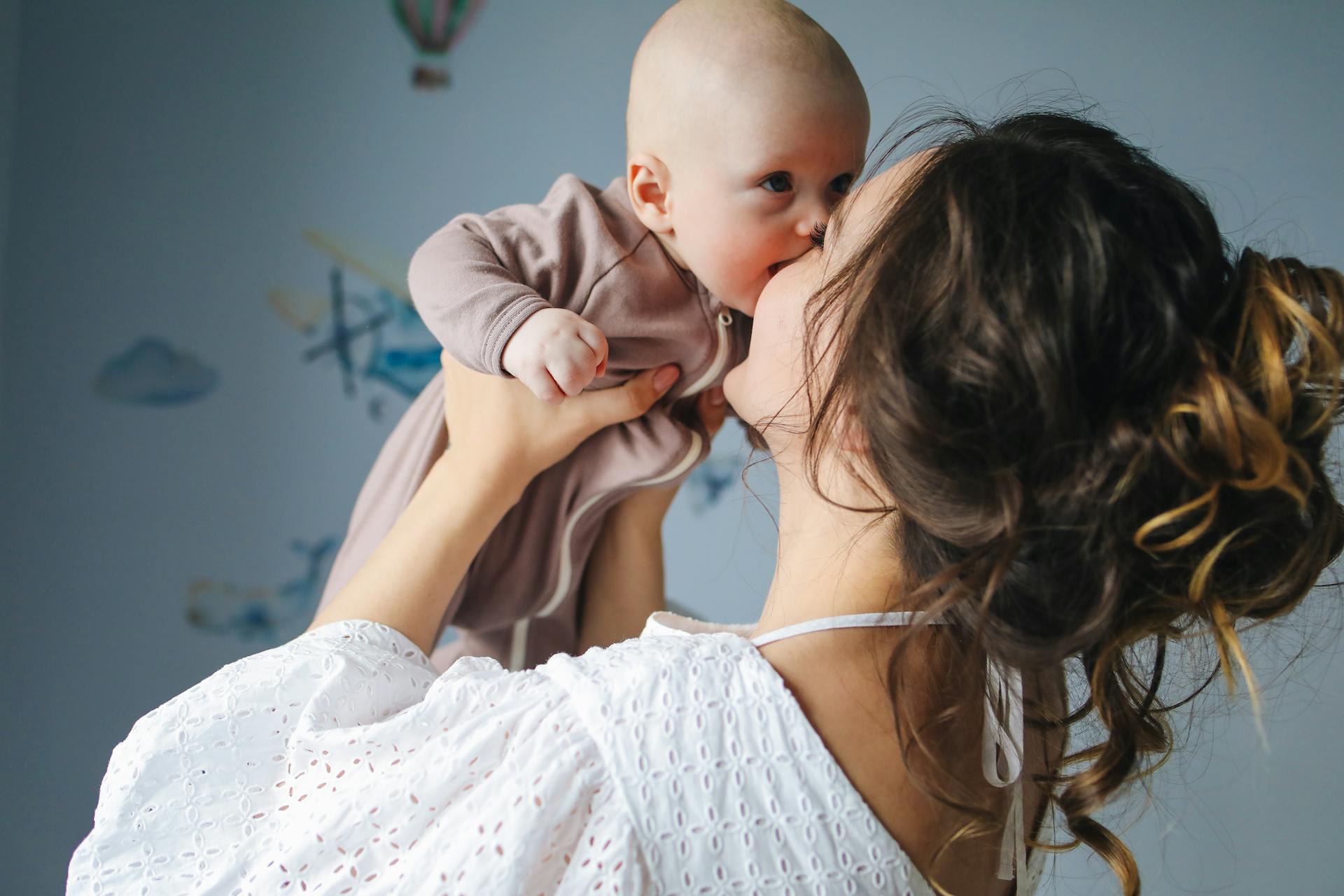 Una mujer jugando con un bebé | Fuente: Pexels
