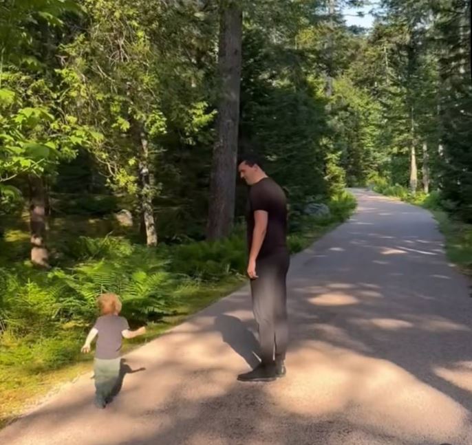 Charlie Kirk caminando junto a su hijo | Fuente: Instagram.com/mrserikakirk
