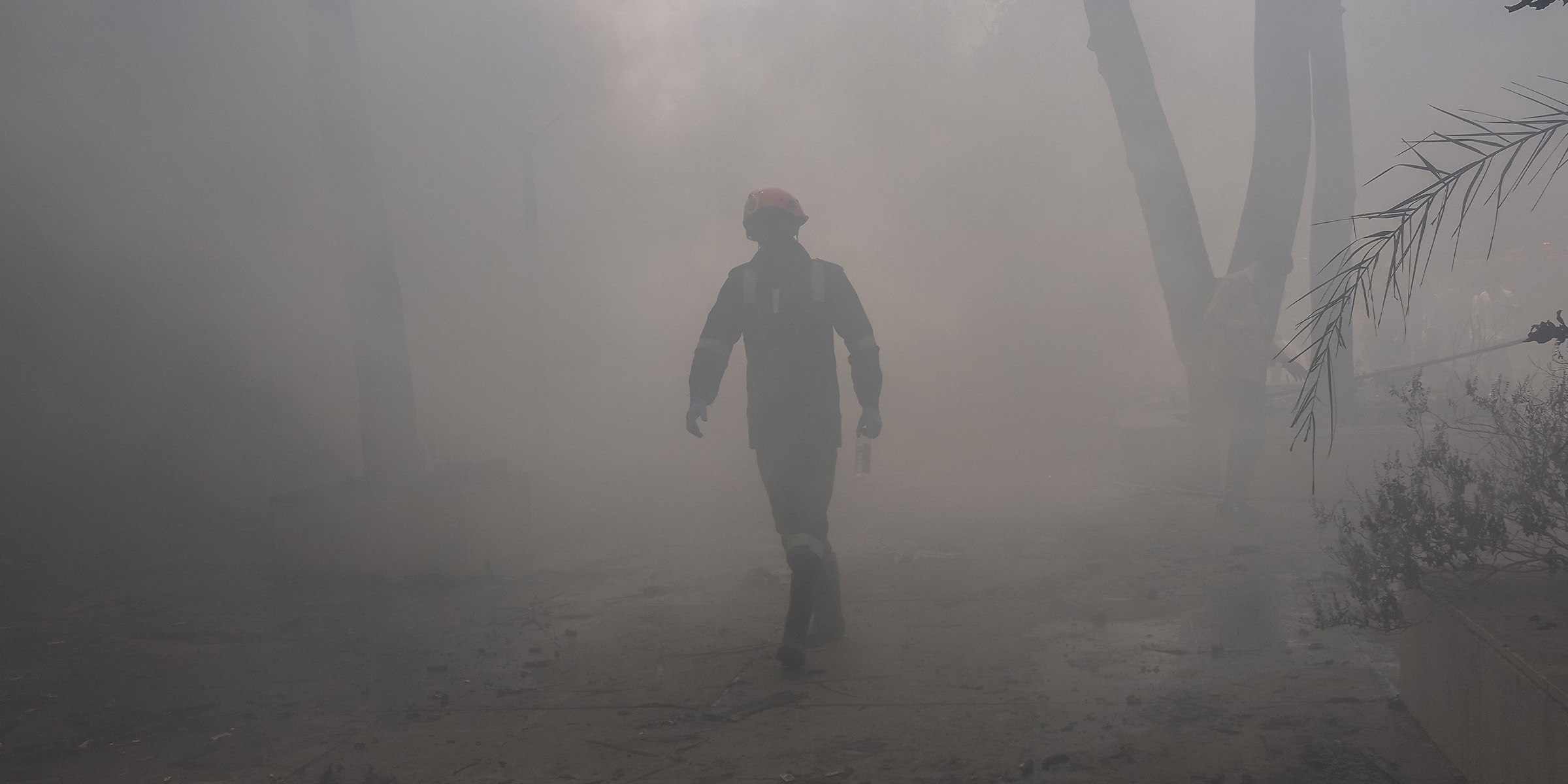 Un bombero trabaja en el lugar donde se estrelló el vuelo 171 de Air India | Fuente: Getty Images