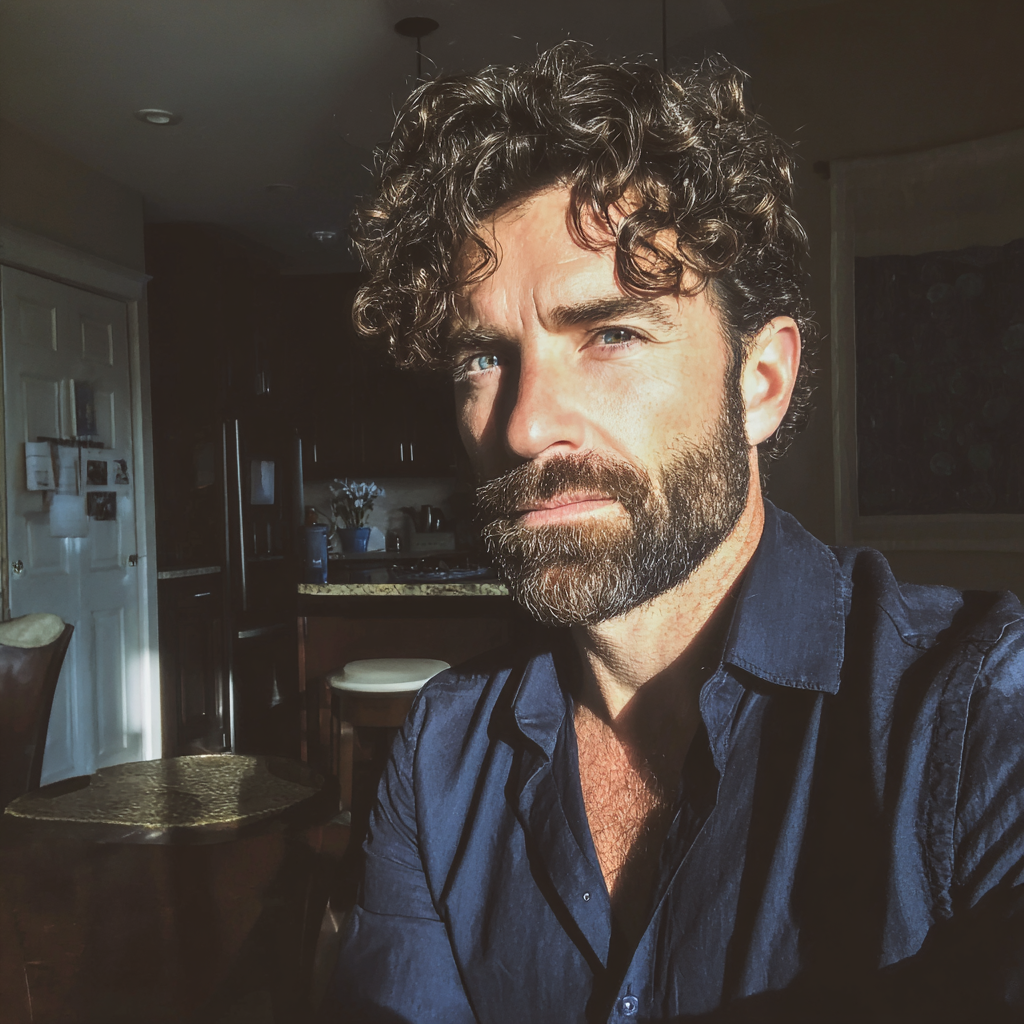 Un hombre despreocupado sentado en una mesa | Fuente: Midjourney