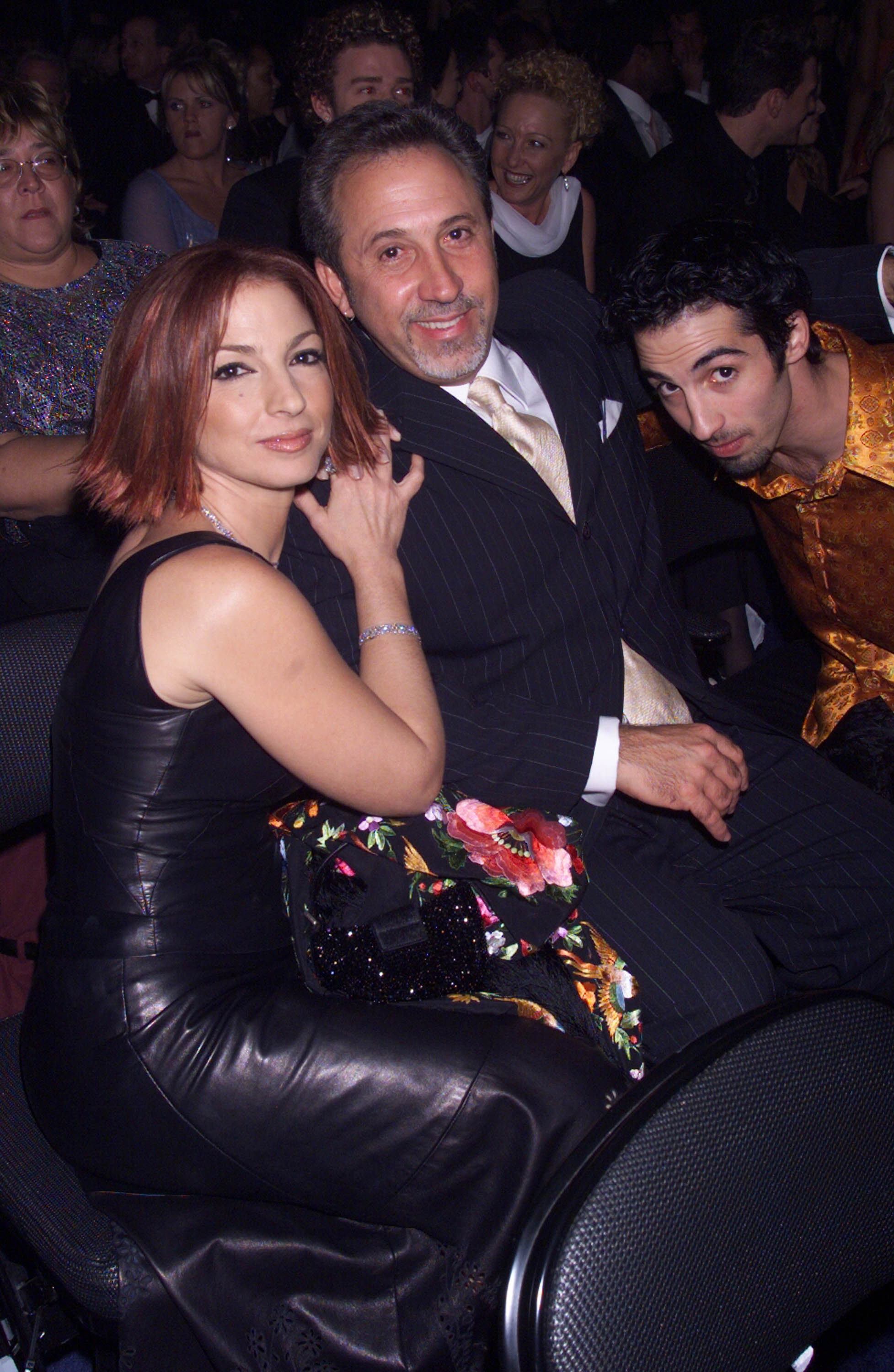 Gloria Estefan, su esposo y su hijo asistieron a la 42.ª edición de los Premios Grammy en el Staples Center el 23 de febrero de 2000 en Los Ángeles, Estados Unidos. | Fuente: Getty Images