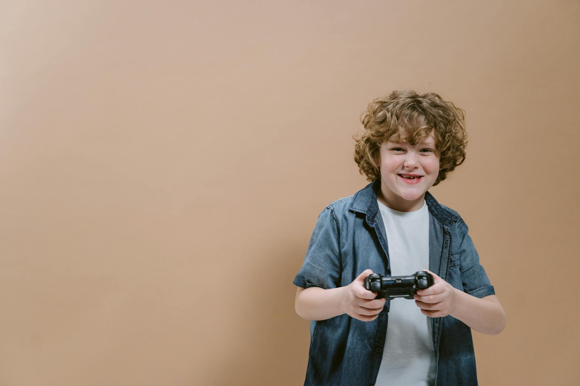 Un adolescente emocionado | Fuente: Pexels