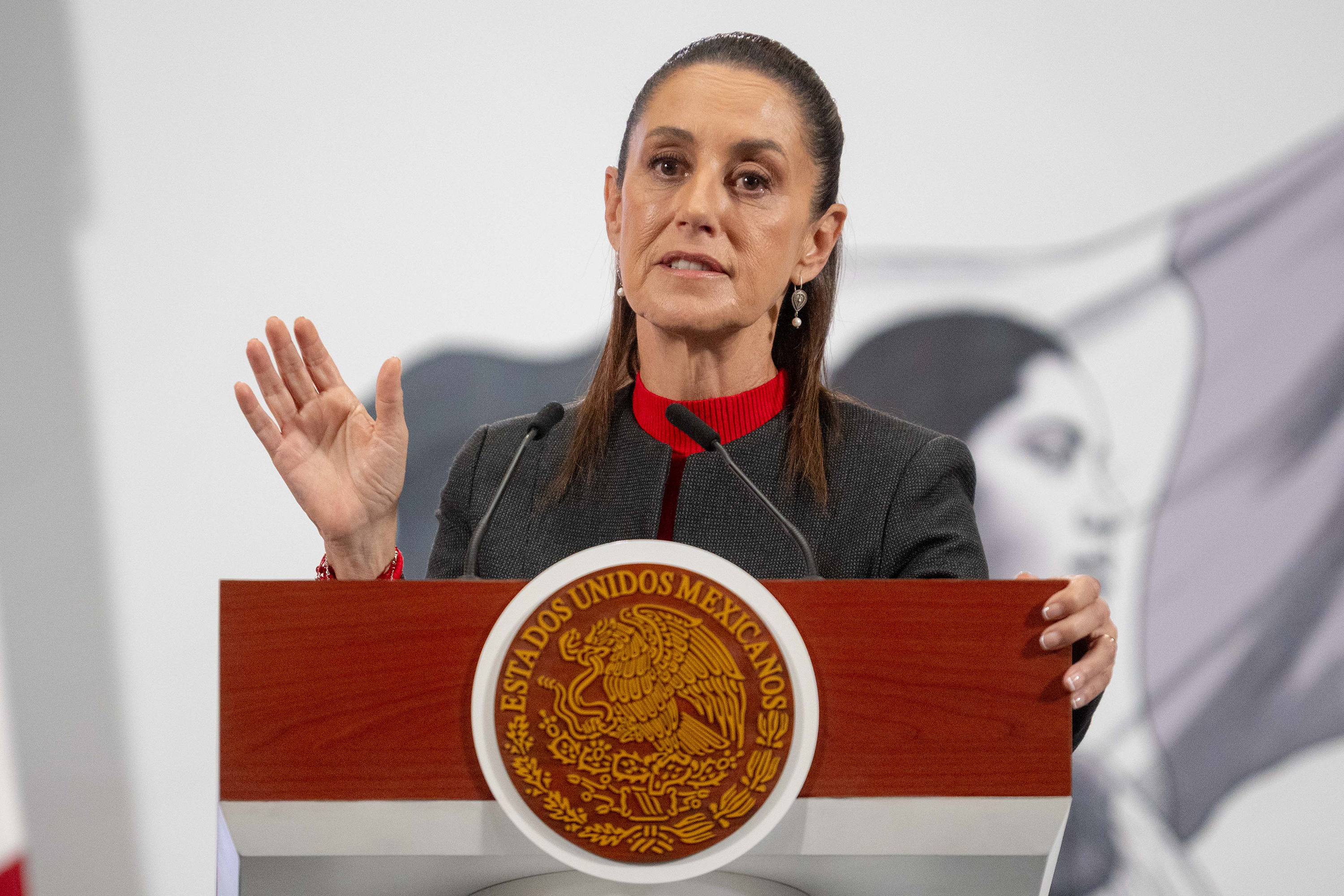 La presidenta de México, Claudia Sheinbaum, habla durante la rueda de prensa matutina diaria en el Palacio Nacional el 10 de julio de 2025 en Ciudad de México, México. | Fuente: Getty Images