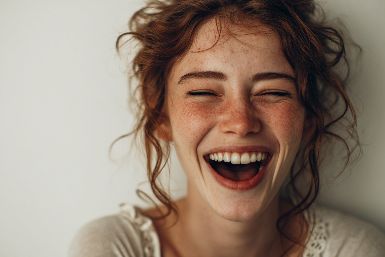 Una mujer riendo | Fuente: Midjourney