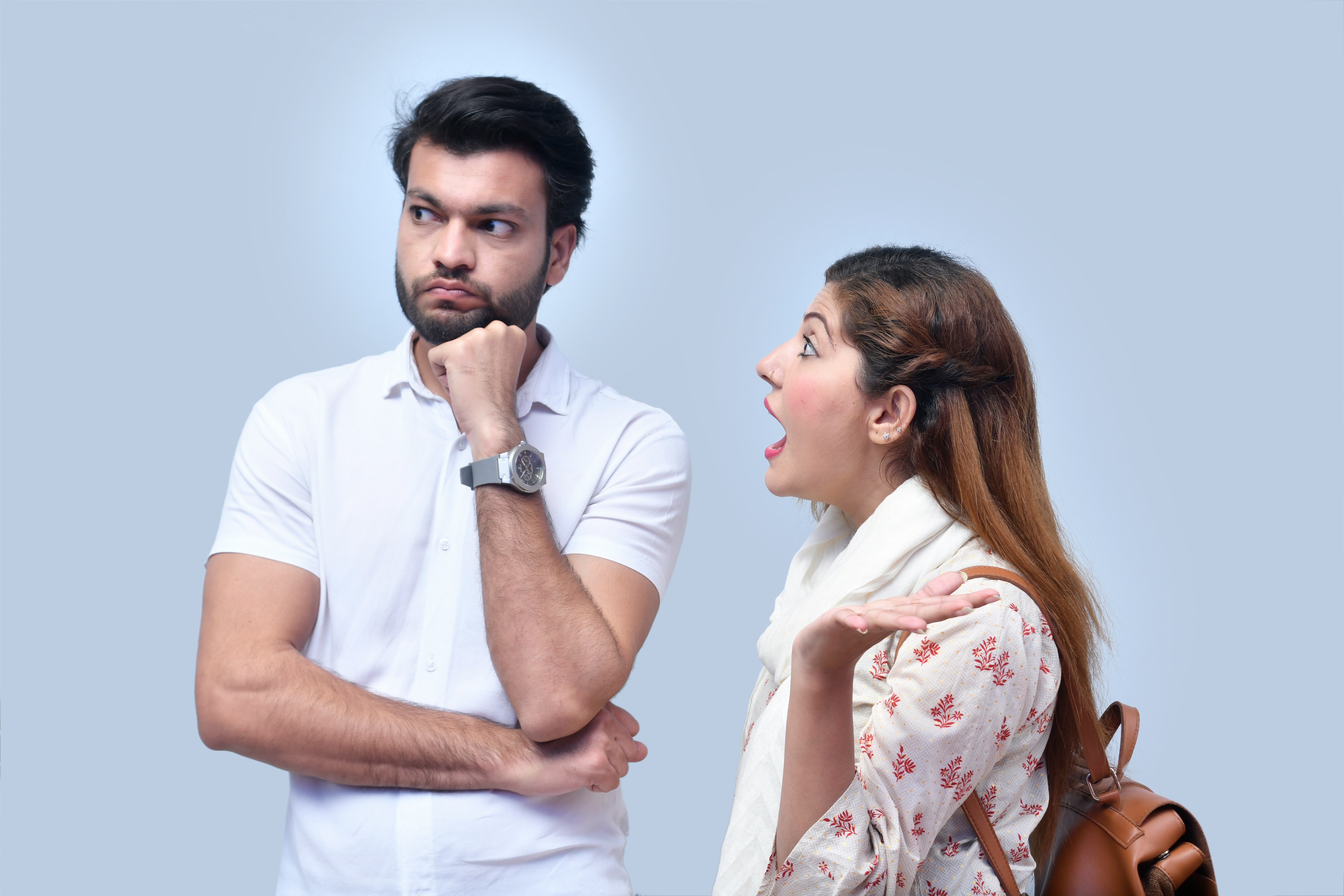 Una mujer discutiendo con un hombre | Fuente: Unsplash