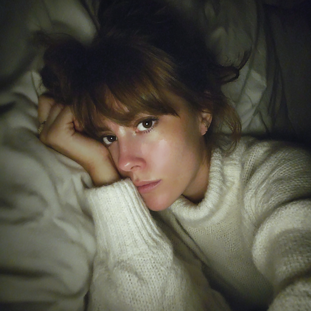 Una mujer tumbada en la cama | Fuente: Midjourney