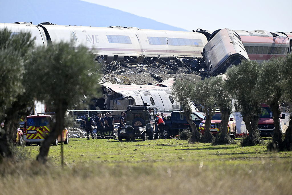 Equipos de emergencia trabajan en el lugar de una colisión en la que se vieron implicados dos trenes de alta velocidad, cerca de la estación de Urda, en la provincia de Toledo (España), el 28 de octubre de 2026. | Fuente: Getty Images