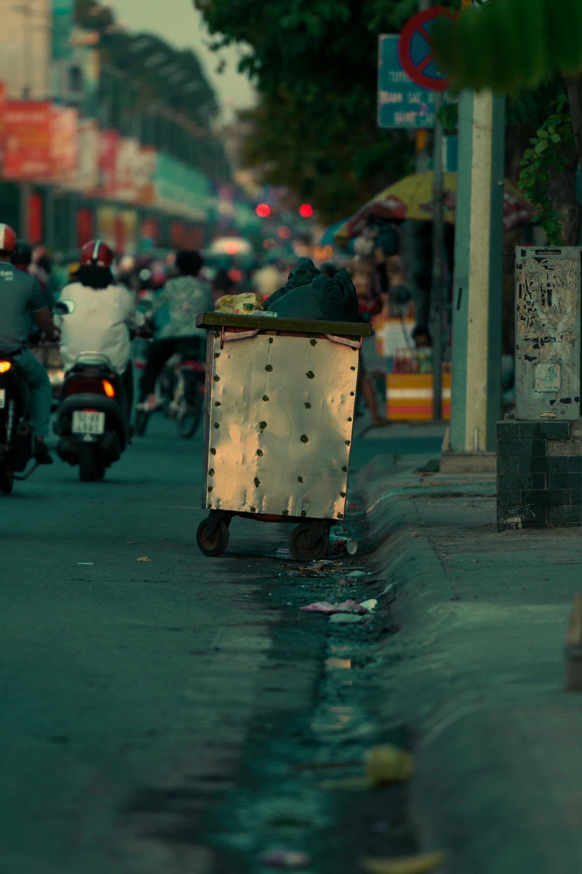 Un contenedor de basura en una calle | Fuente: Pexels