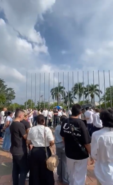 Familiares y amigos reunidos para rendir homenaje en memoria de María José Ardila | Fuente: X/lafm