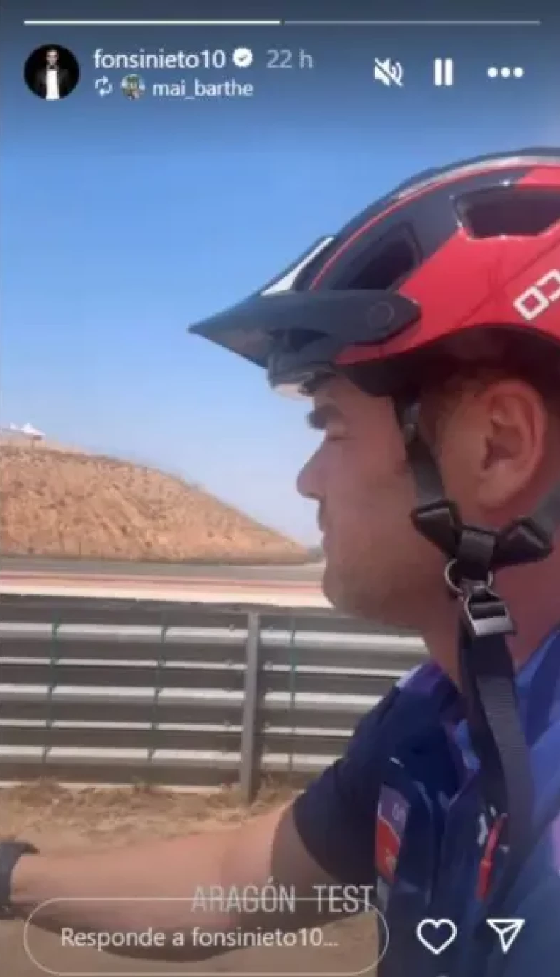 Fonsi Nieto manejando su moto con el casco desabrochado | Fuente: Instagram Stories/fonsinieto10