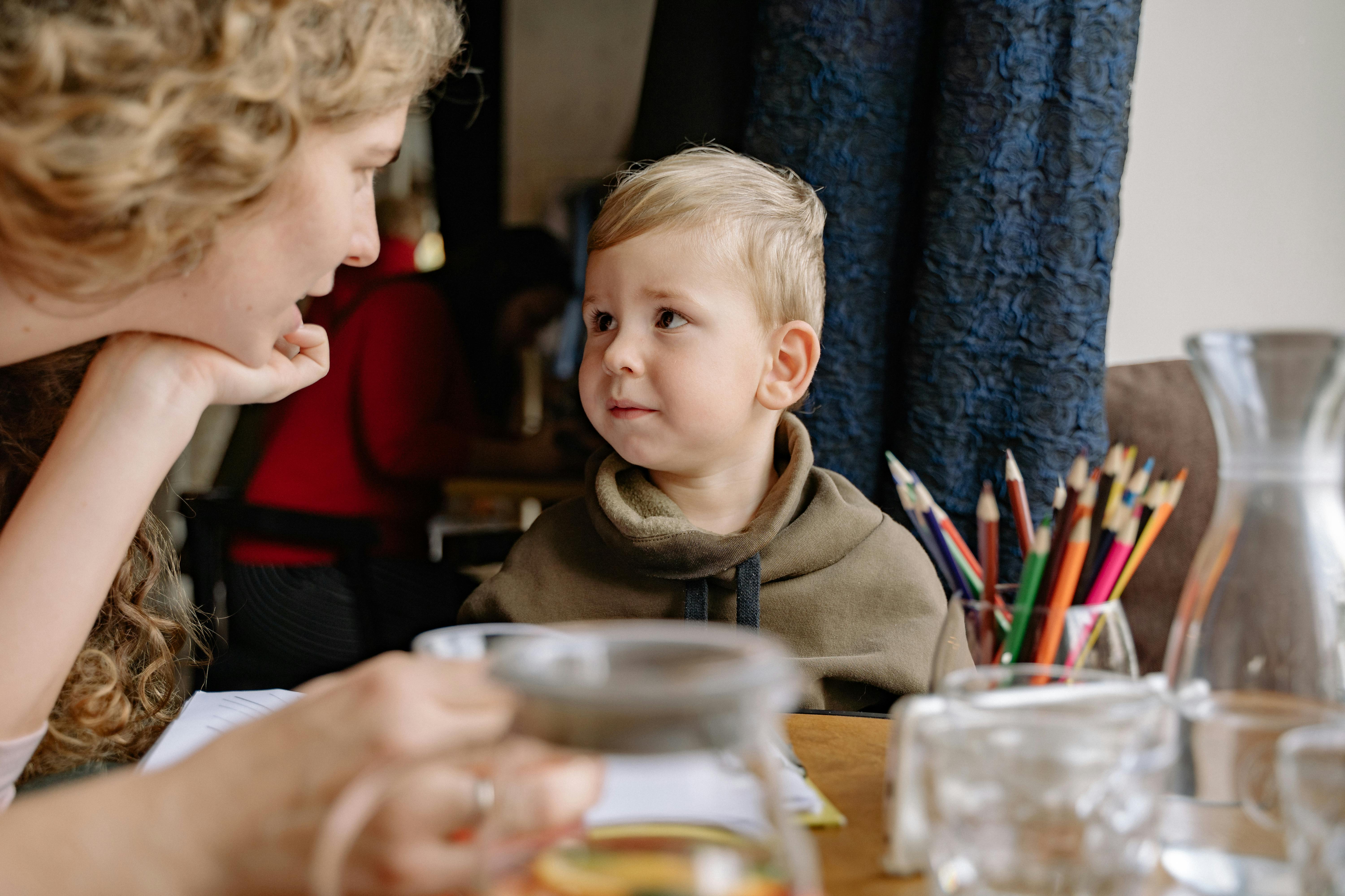 Madre enganchando a su hijo | Fuente: Pexels