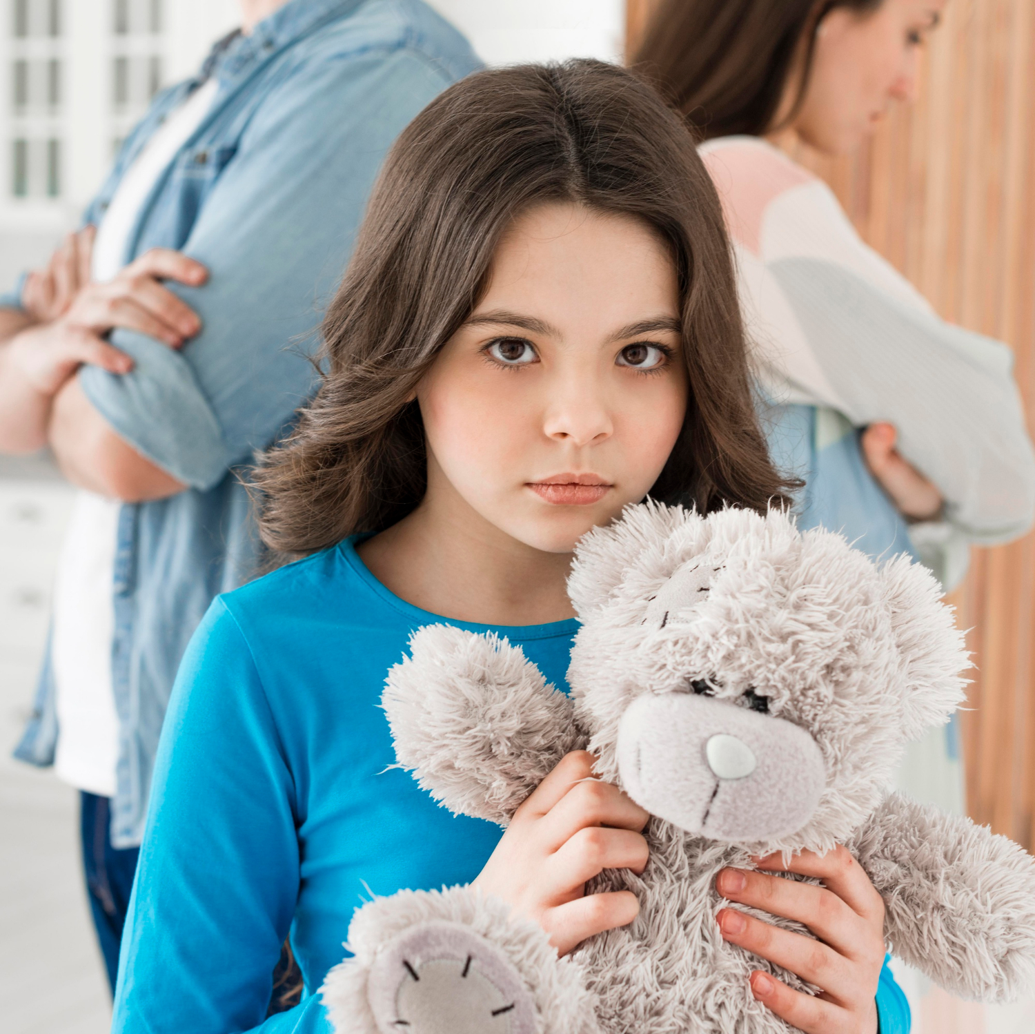 Una niña sosteniendo un oso de peluche | Fuente: Freepik