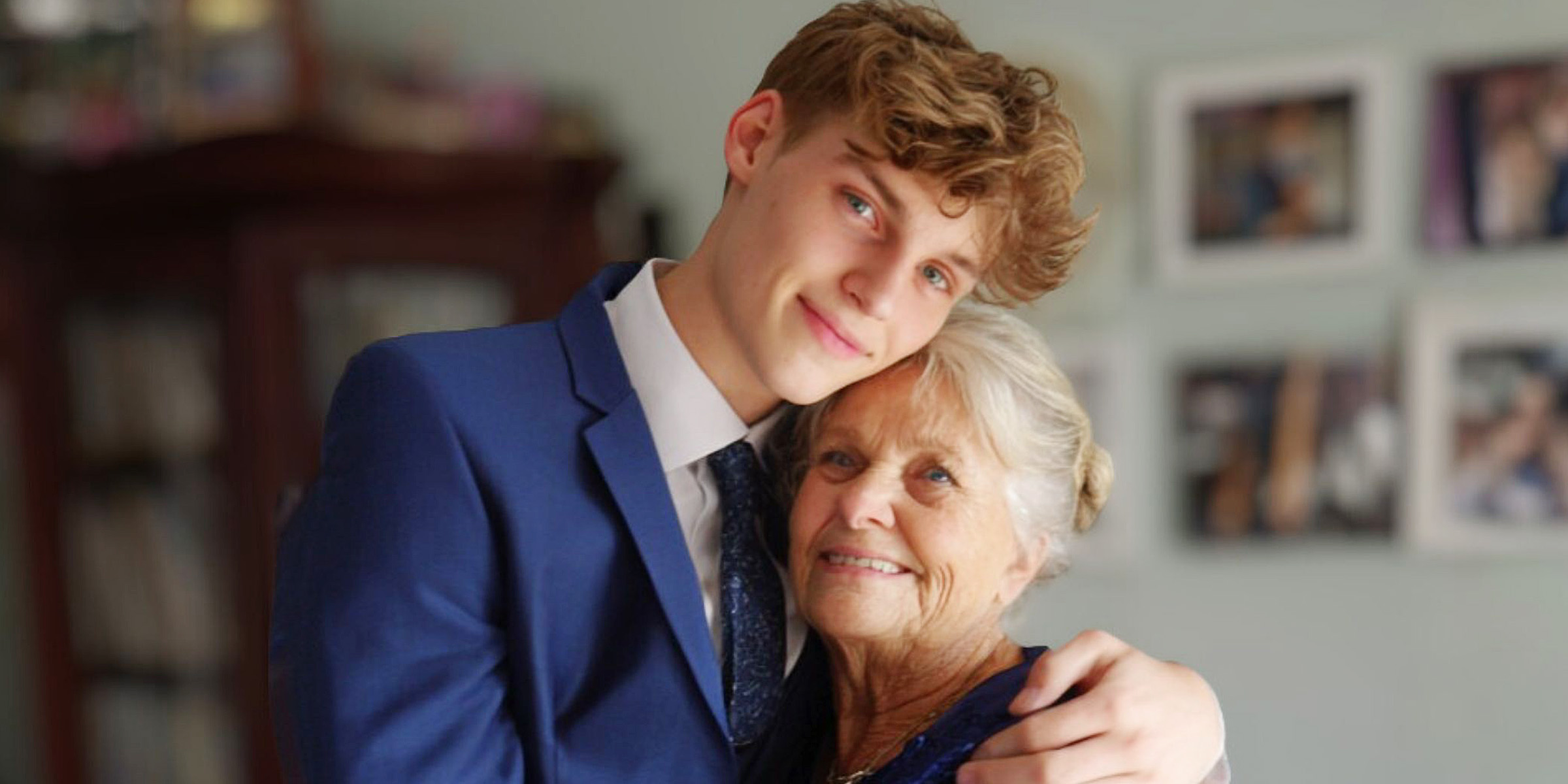 Un joven abrazando a su abuela | Fuente: Morelimedia