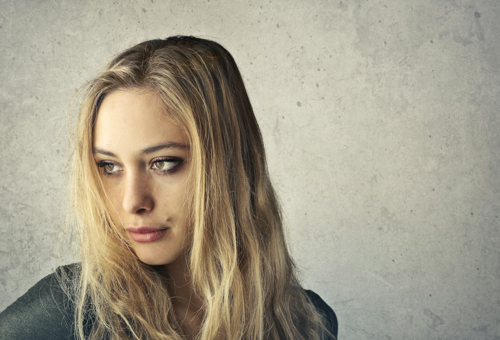 Una mujer mirando a alguien | Fuente: Pexels