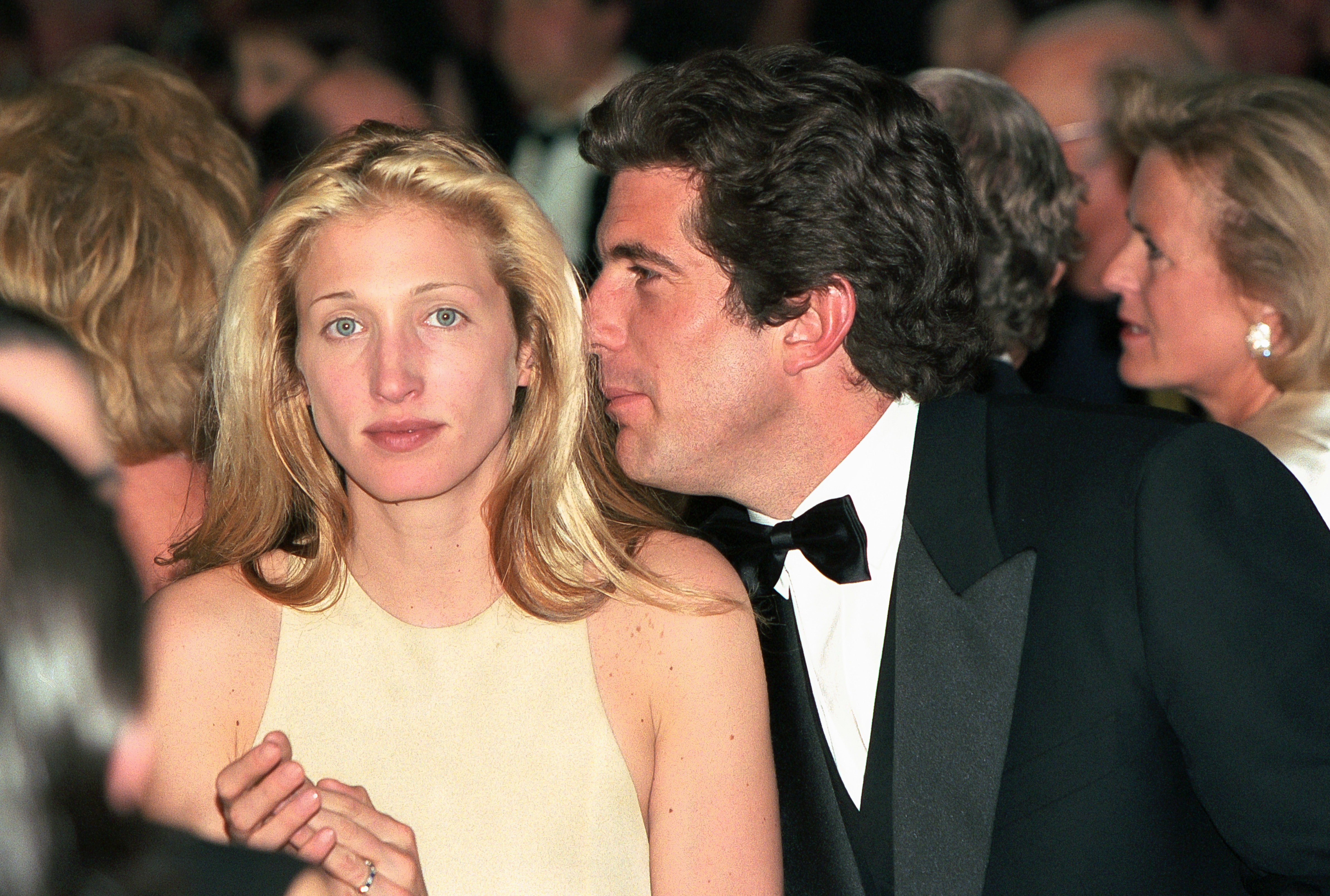 Carolyn Bessette y John F. Kennedy Jr. durante una recepción en el Chateau de Malagny, hacia 1996 | Fuente: Getty Images