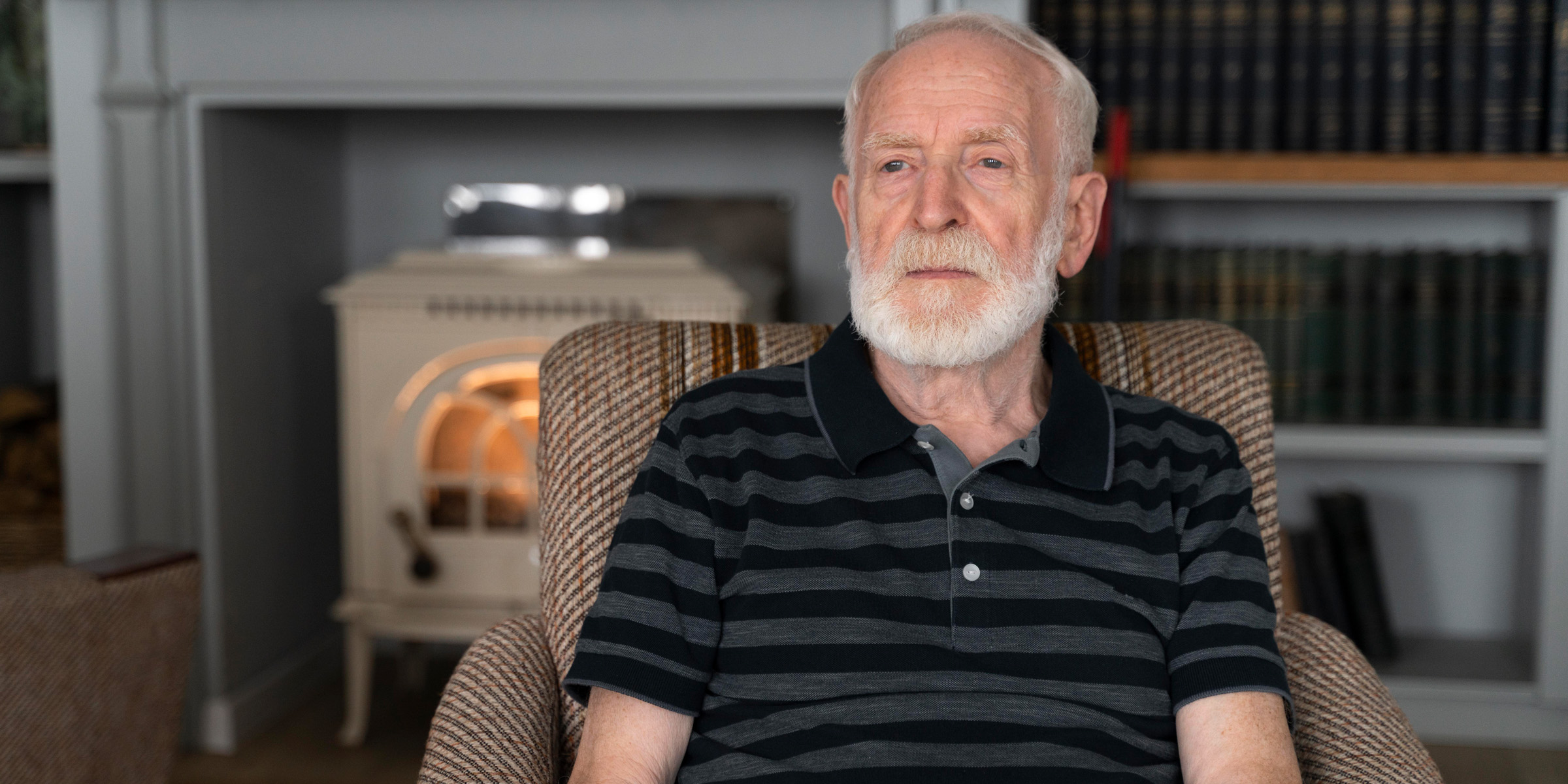 Un anciano sentado en un sillón | Fuente: Freepik