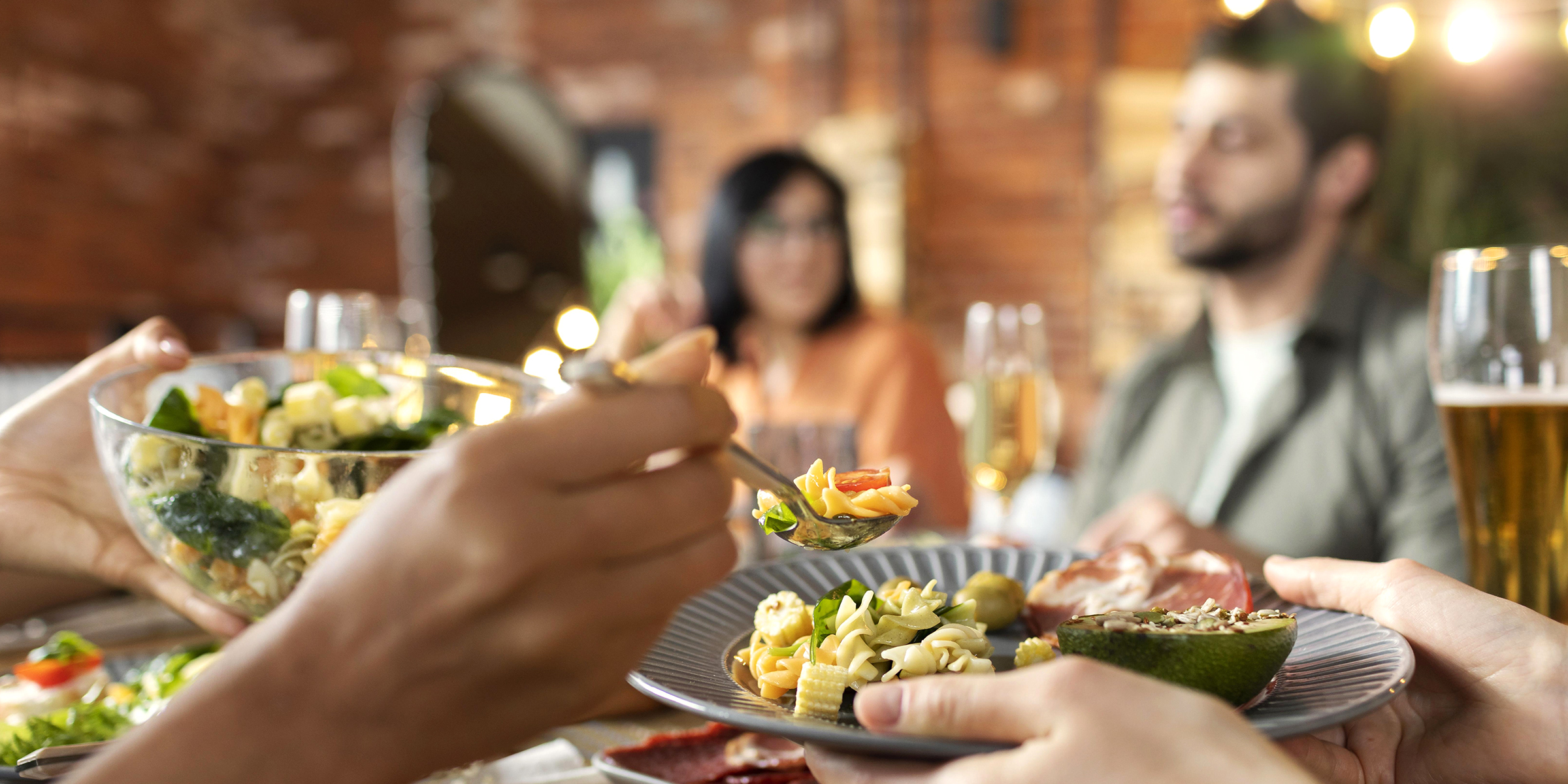 Gente sentada a la mesa | Fuente: Freepik