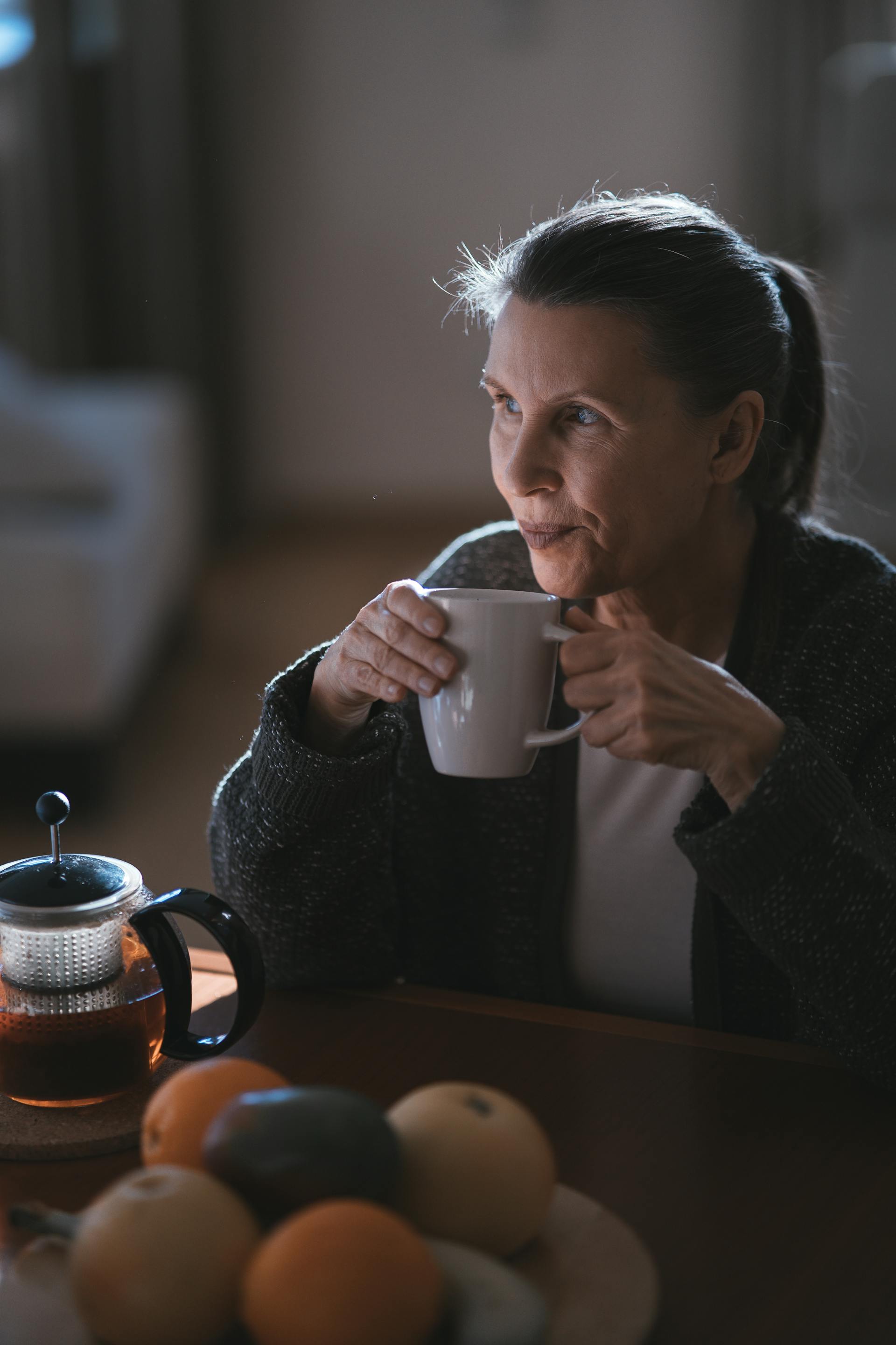 Una mujer bebiendo café | Fuente: Pexels