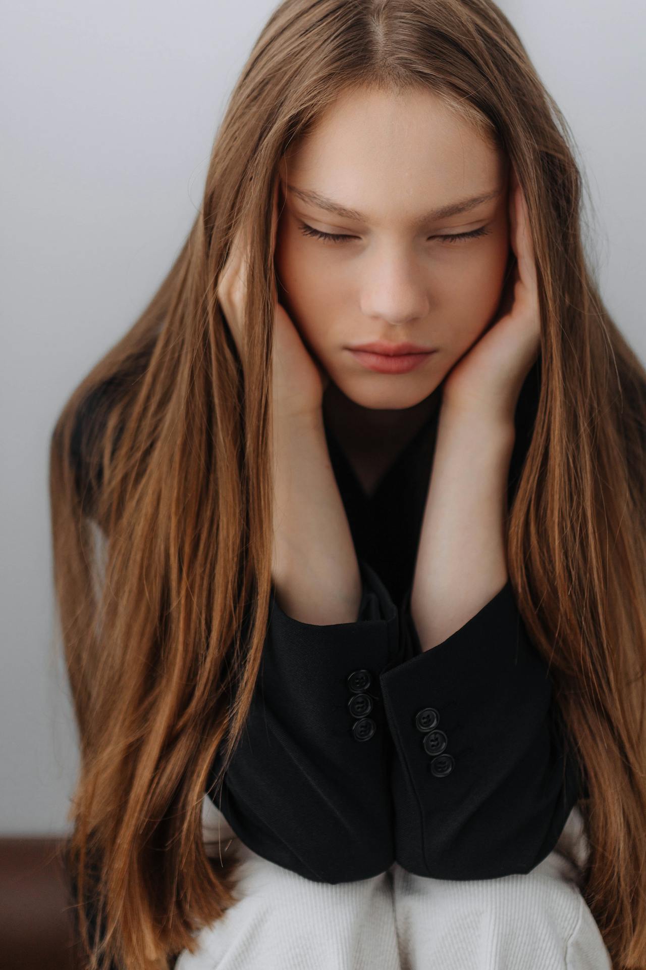 Una chica frustrada sujetándose la cabeza | Fuente: Pexels