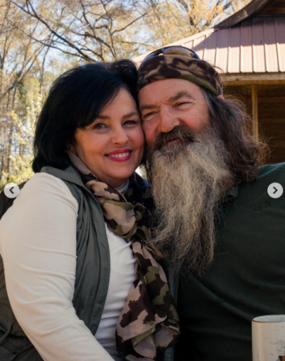 Kay y Phil Robertson posan juntos, con fecha de mayo de 2025 | Fuente: instagram/legitsadierob