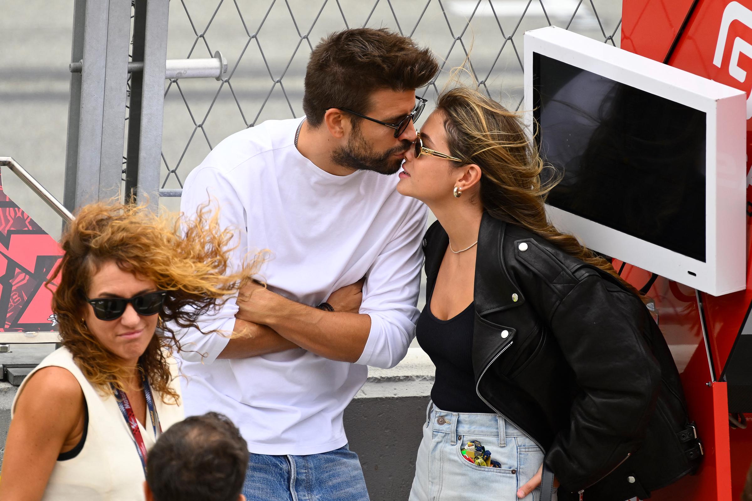 Gerard Piqué y Clara Chía Martí en la carrera de Moto2 del Gran Premio de Cataluña de Motociclismo en el Circuito de Cataluña en Montmeló, a las afueras de Barcelona, el 3 de septiembre de 2023. | Fuente: Getty Images