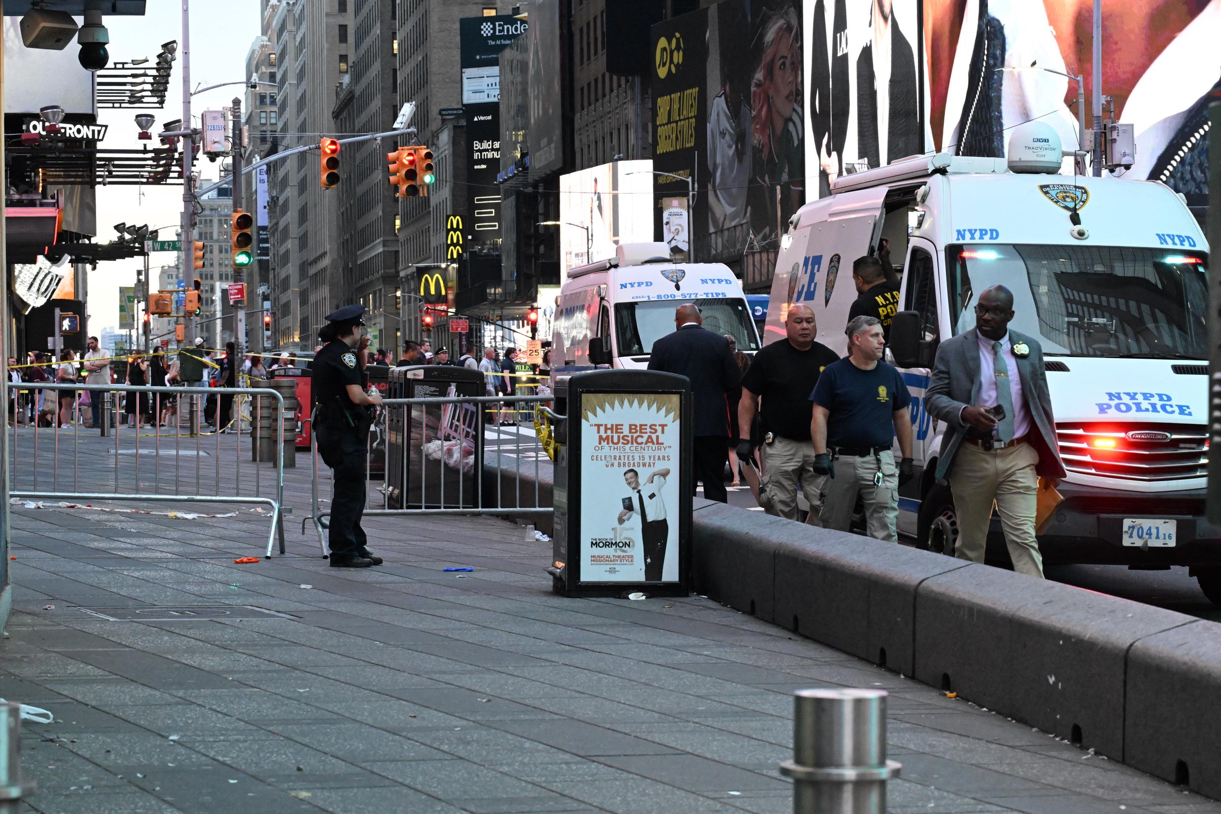 La policía acordonó la zona de Times Square tras el ataque con arma blanca que se saldó con un fallecido y un herido. El enfrentamiento terminó cuando los agentes dispararon a Pamela Cisneros después de que fallaran los intentos de detenerla con pistolas Taser. | Fuente: Getty Images