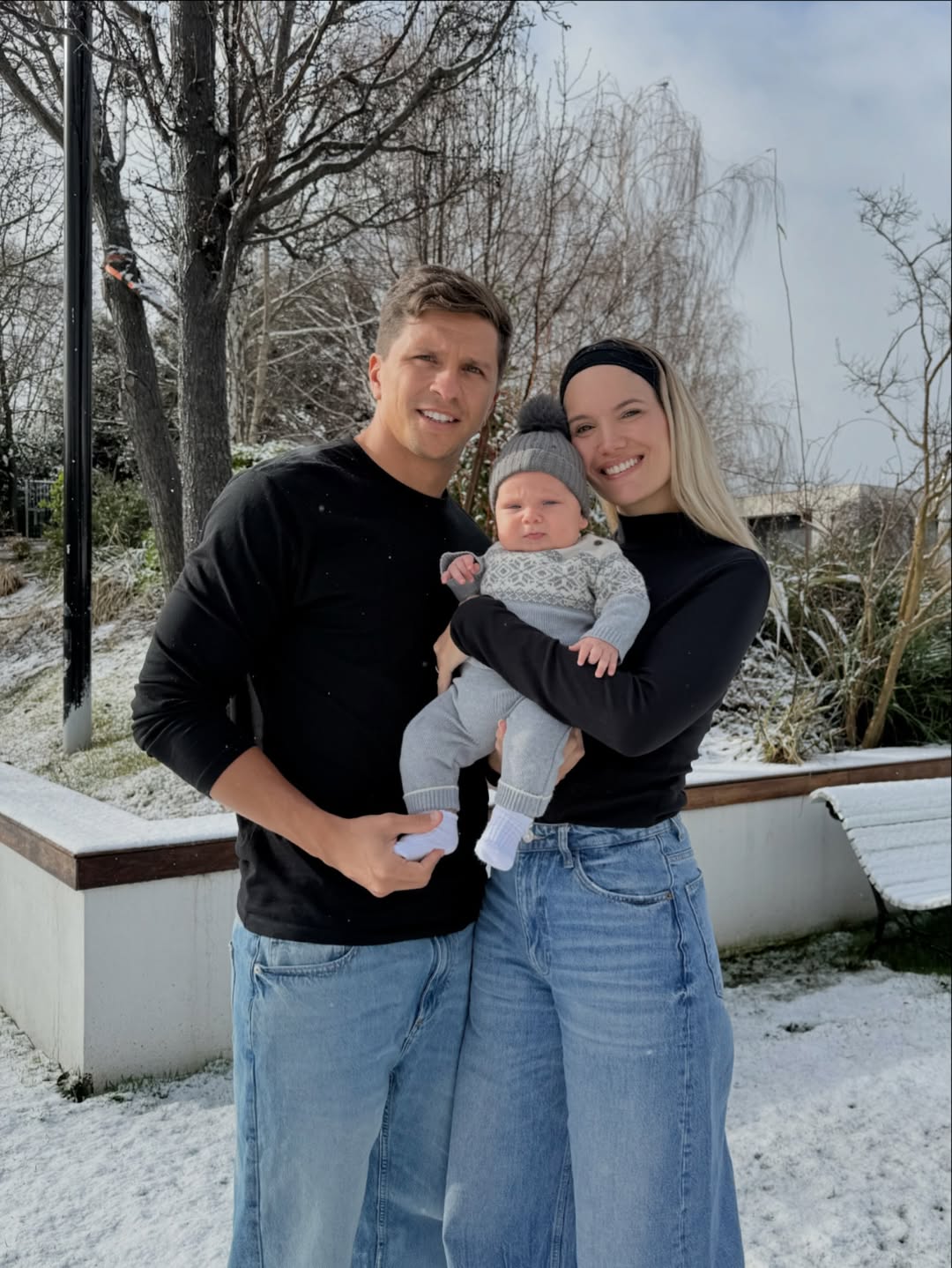 Gianluca Simeone y Eva Bargiela con su hijo Faustino bajo la nieve de Madrid | Fuente: Instagram/evabargiela