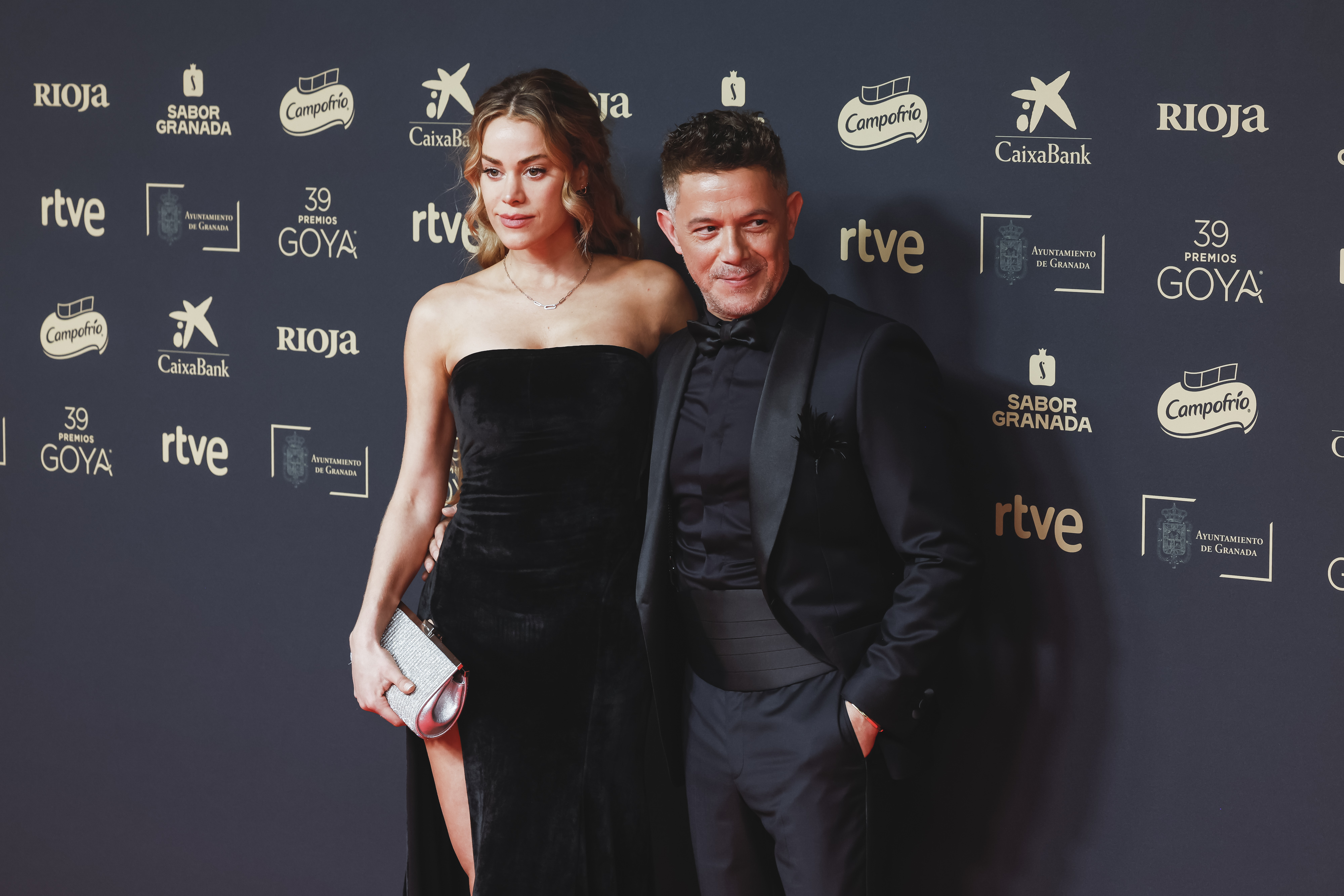 Candela Márquez y Alejandro Sanz asisten a la alfombra roja durante los premios Goya de cine 2025 en el Palacio de Congresos y Exposiciones de Granada el 08 de febrero 2025 en Granada, España. | Fuente: Getty Images