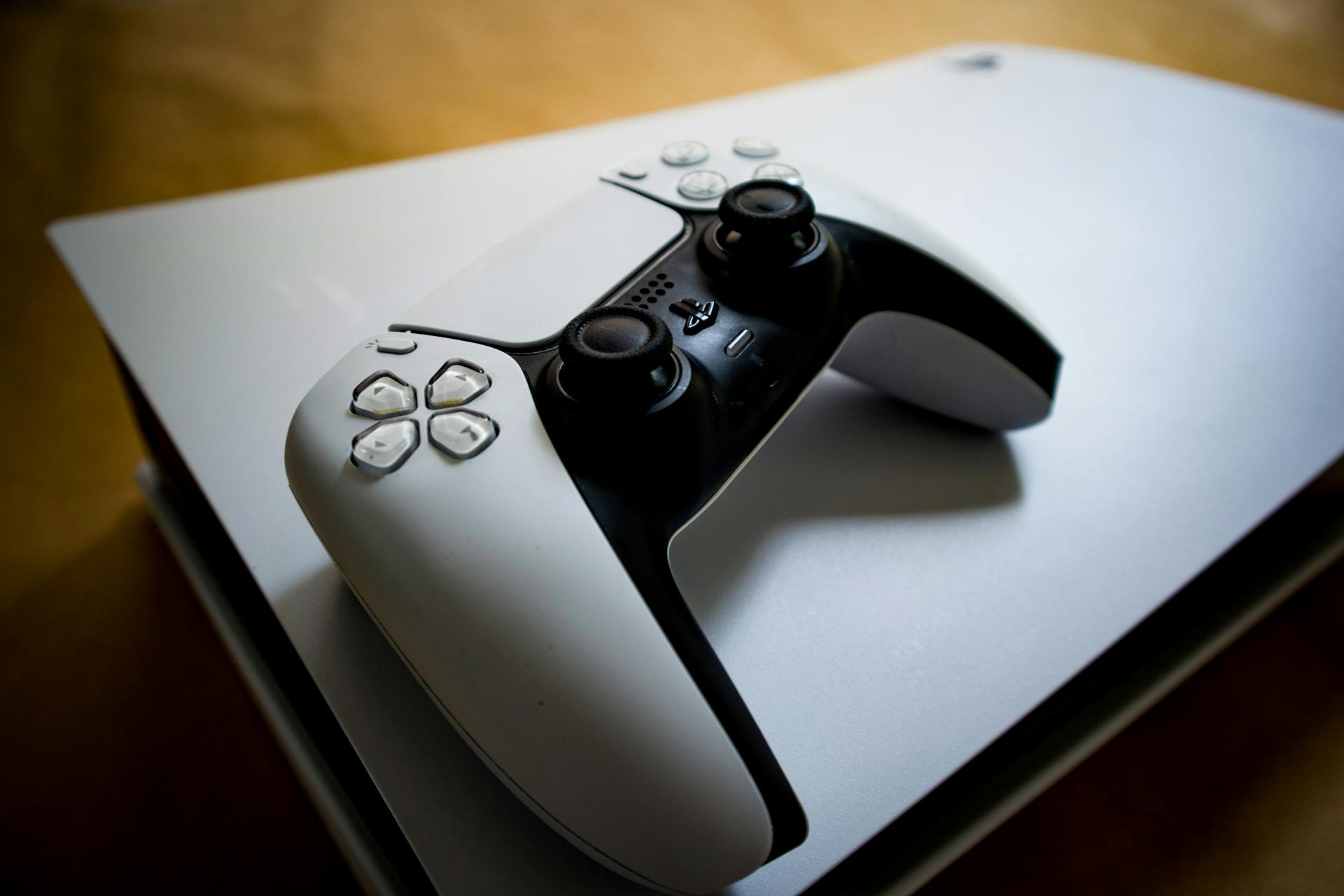 Una PlayStation 5 y un mando | Fuente: Pexels